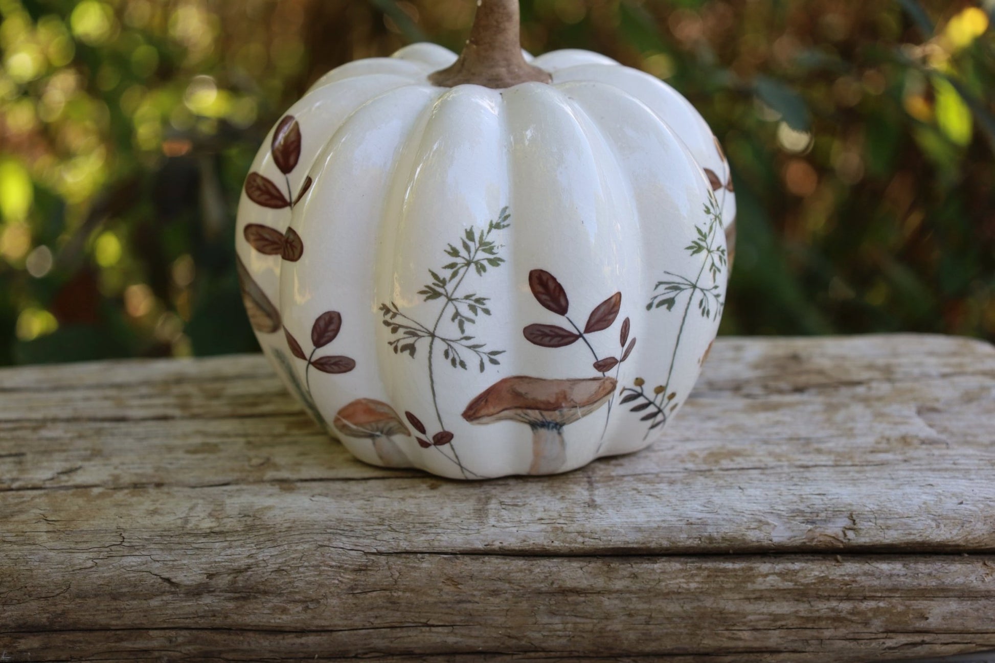 Keramik-Kürbis mit Pilz-Motiv – Herbstdeko Beige-Braun im Landhausstil {{ Shabby Chic und Landhaus Deko }} {{ www.Stein-Alt.de }}