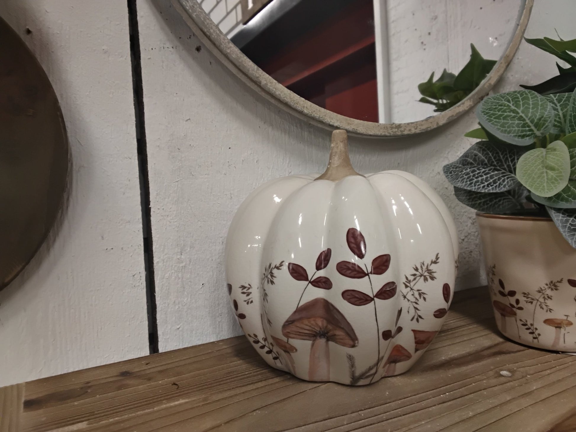 Keramik-Kürbis mit Pilz-Motiv – Herbstdeko Beige-Braun im Landhausstil {{ Shabby Chic und Landhaus Deko }} {{ www.Stein-Alt.de }}
