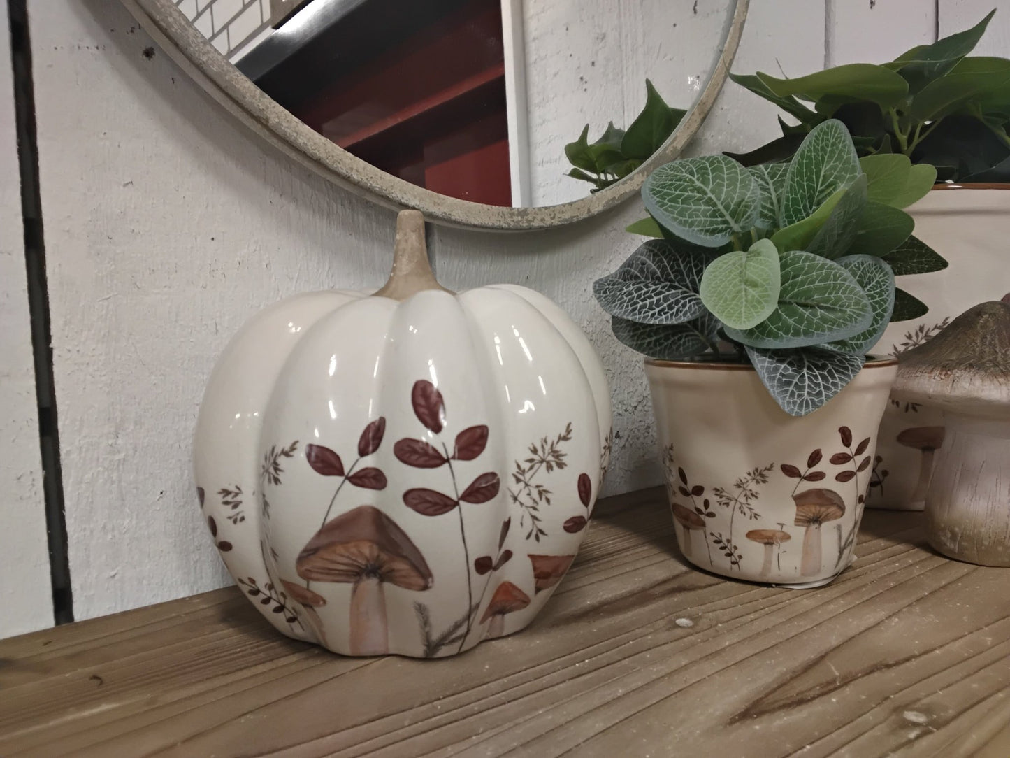 Keramik-Kürbis mit Pilz-Motiv – Herbstdeko Beige-Braun im Landhausstil {{ Shabby Chic und Landhaus Deko }} {{ www.Stein-Alt.de }}