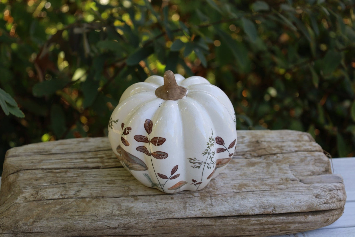 Keramik-Kürbis mit Pilz-Motiv – Herbstdeko Beige-Braun im Landhausstil {{ Shabby Chic und Landhaus Deko }} {{ www.Stein-Alt.de }}