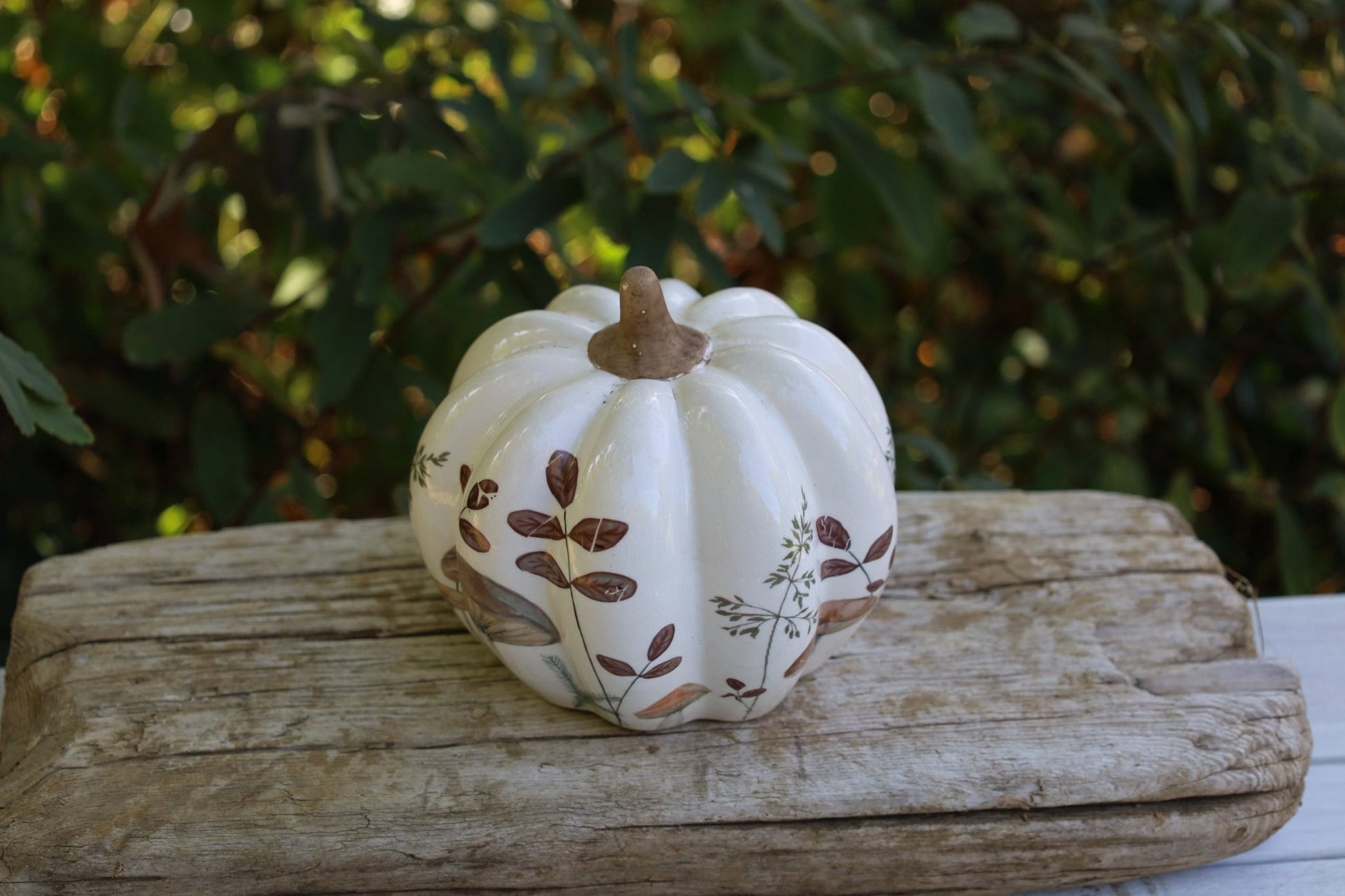Keramik-Kürbis mit Pilz-Motiv – Herbstdeko Beige-Braun im Landhausstil {{ Shabby Chic und Landhaus Deko }} {{ www.Stein-Alt.de }}