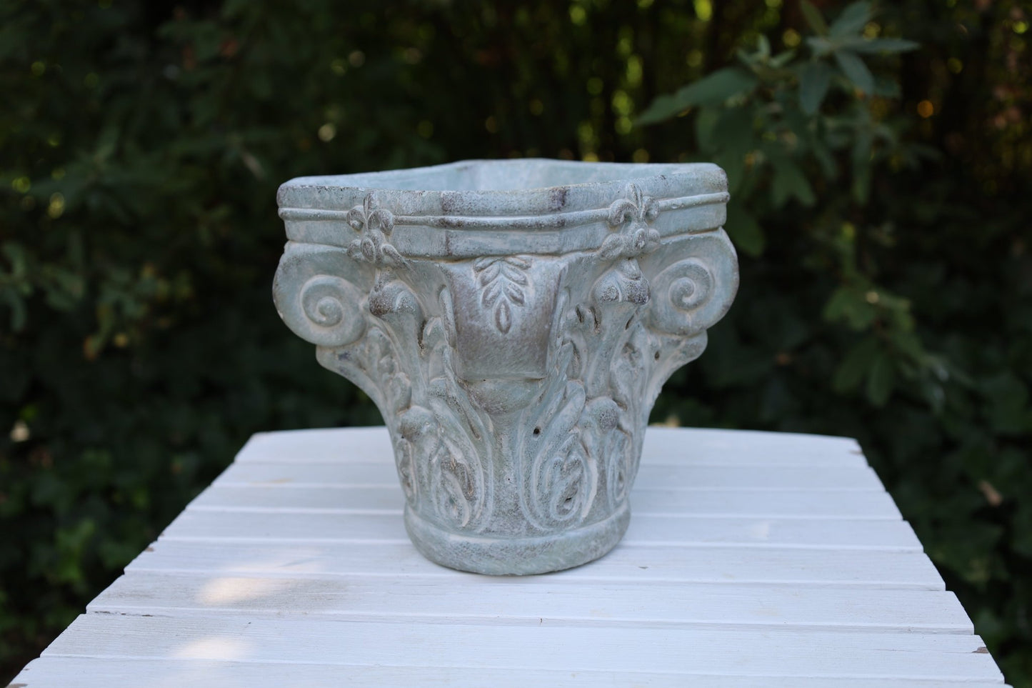 Klassischer Blumentopf aus Steinguss - Grau-Grün 17x17x16 cm {{ Shabby Chic und Landhaus Deko }} {{ www.Stein-Alt.de }}