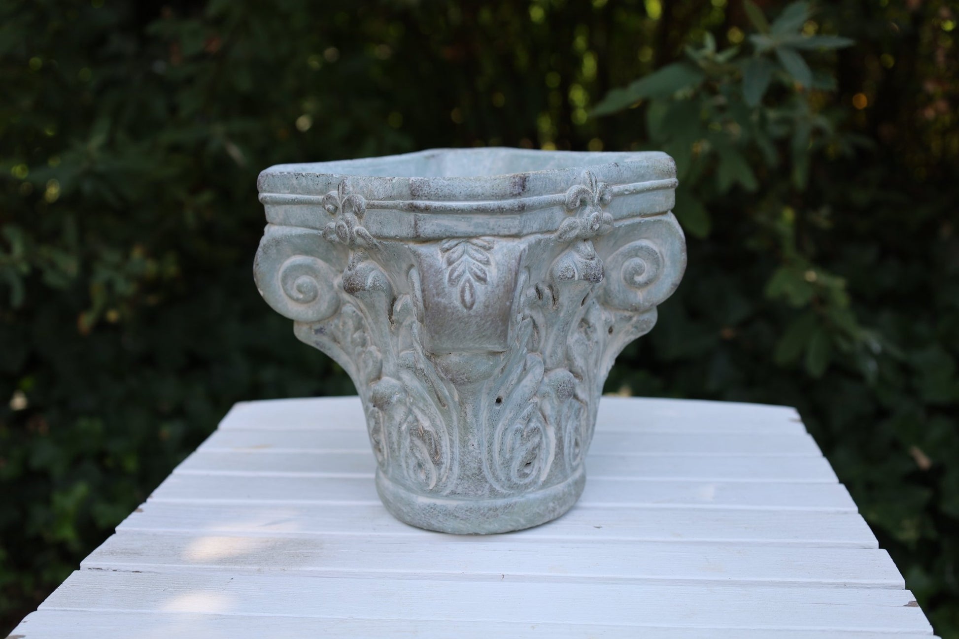 Klassischer Blumentopf aus Steinguss - Grau-Grün 17x17x16 cm {{ Shabby Chic und Landhaus Deko }} {{ www.Stein-Alt.de }}