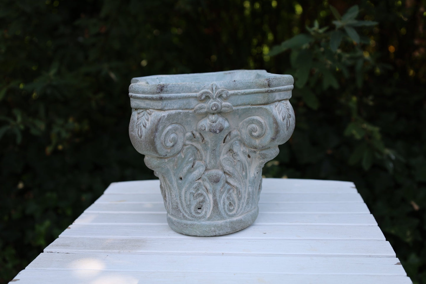 Klassischer Blumentopf aus Steinguss - Grau-Grün 17x17x16 cm {{ Shabby Chic und Landhaus Deko }} {{ www.Stein-Alt.de }}