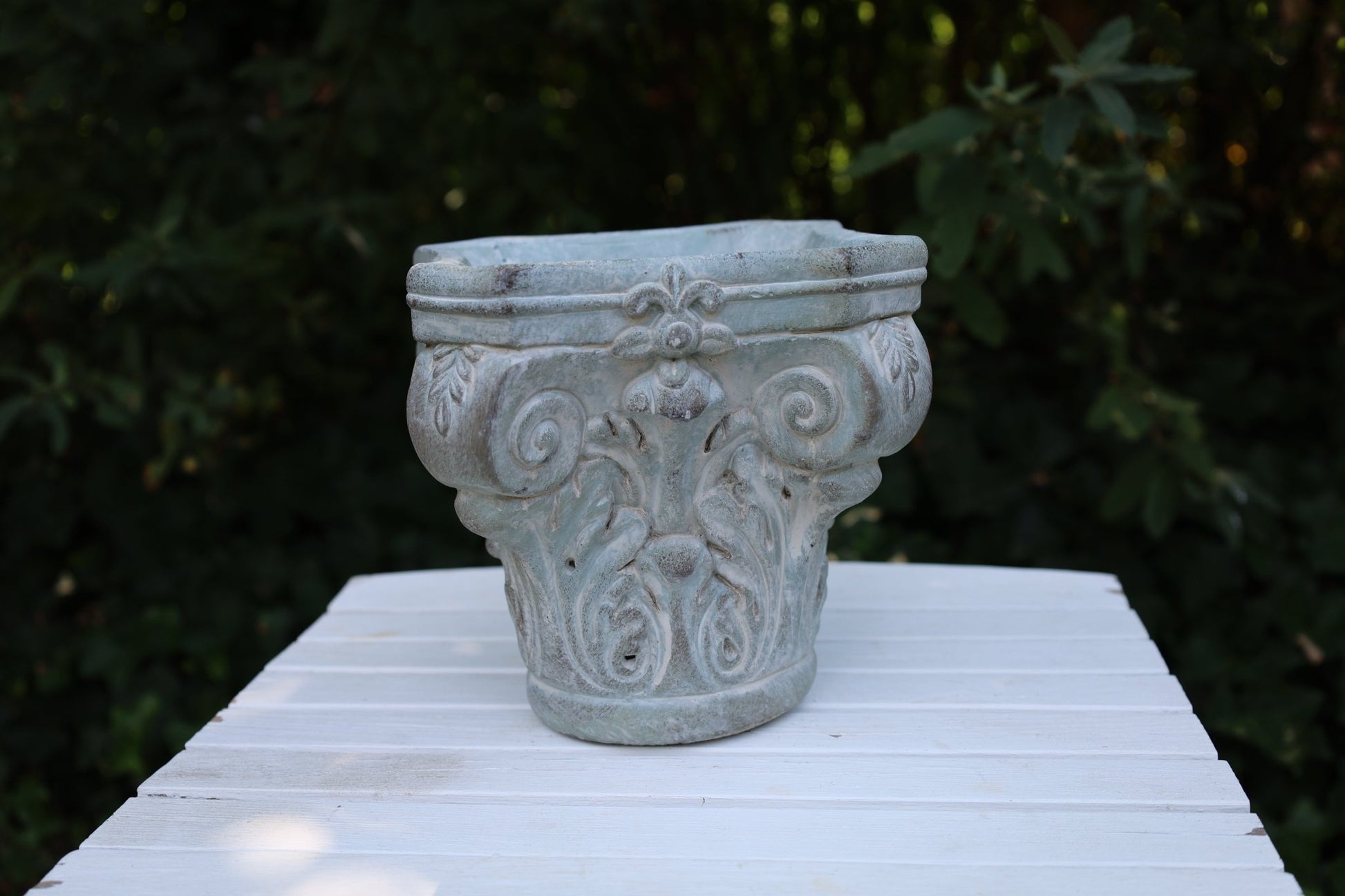 Klassischer Blumentopf aus Steinguss - Grau-Grün 17x17x16 cm {{ Shabby Chic und Landhaus Deko }} {{ www.Stein-Alt.de }}