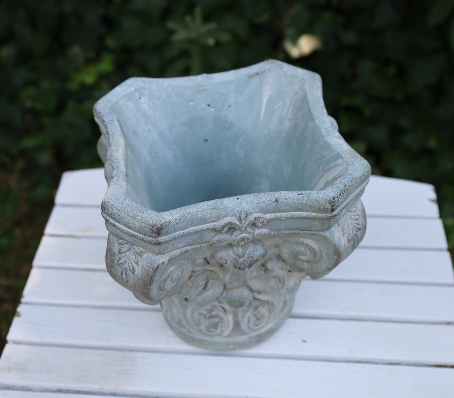 Klassischer Blumentopf aus Steinguss - Grau-Grün 17x17x16 cm {{ Shabby Chic und Landhaus Deko }} {{ www.Stein-Alt.de }}