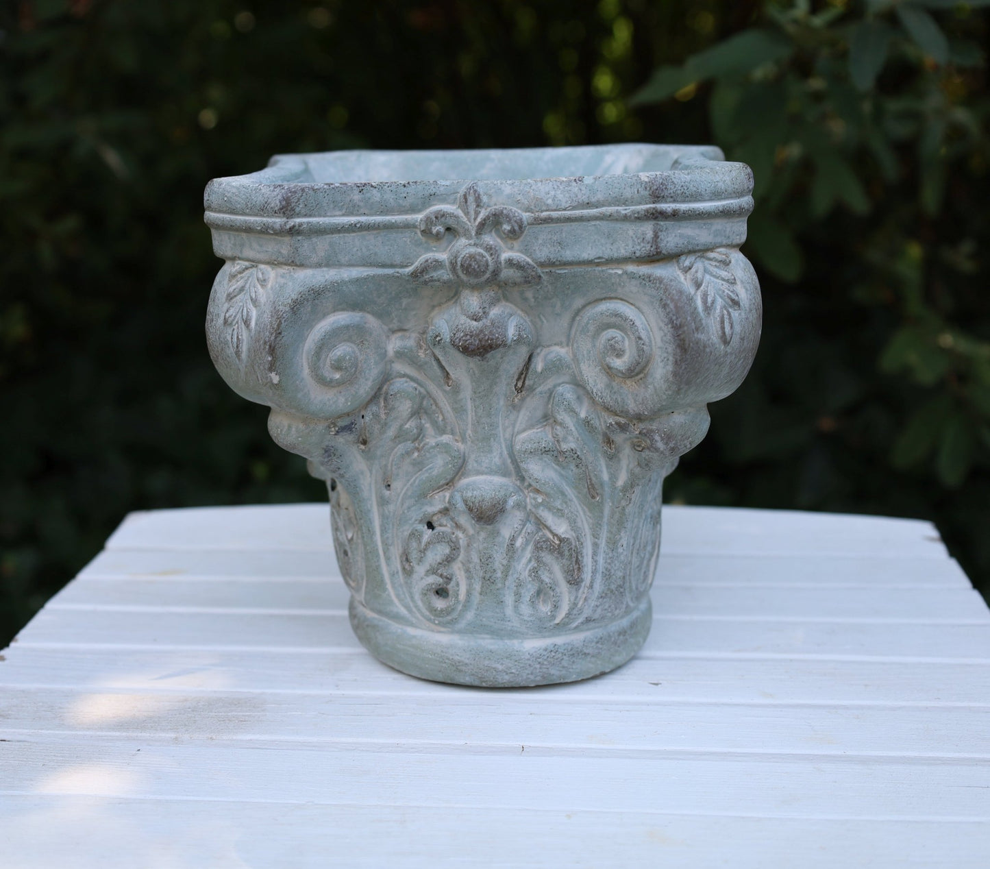Klassischer Blumentopf aus Steinguss - Grau-Grün 17x17x16 cm {{ Shabby Chic und Landhaus Deko }} {{ www.Stein-Alt.de }}