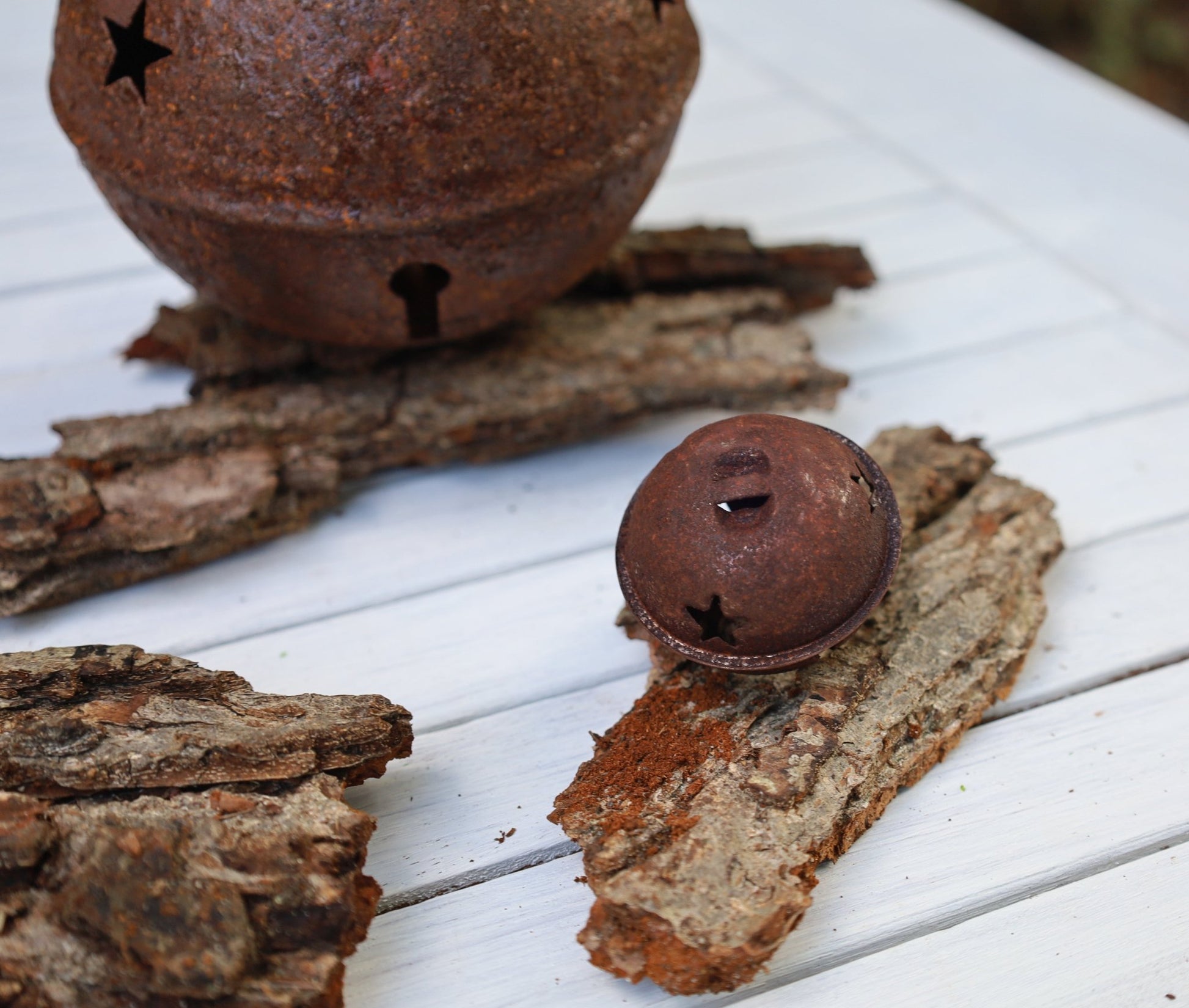 Kugel-Glocken / Hexenglöckchen, rostoptik aus Metall in Braun {{ Shabby Chic und Landhaus Deko }} {{ www.Stein-Alt.de }}