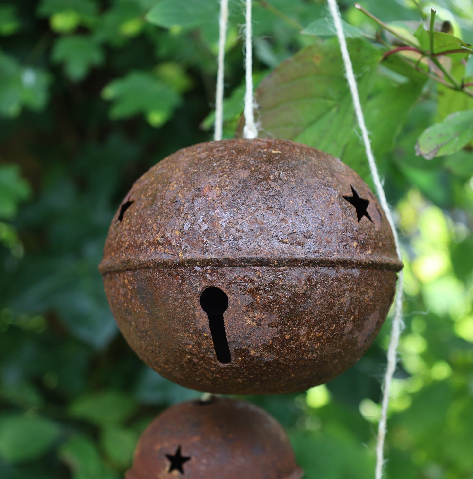 Kugel-Glocken / Hexenglöckchen, rostoptik aus Metall in Braun {{ Shabby Chic und Landhaus Deko }} {{ www.Stein-Alt.de }}