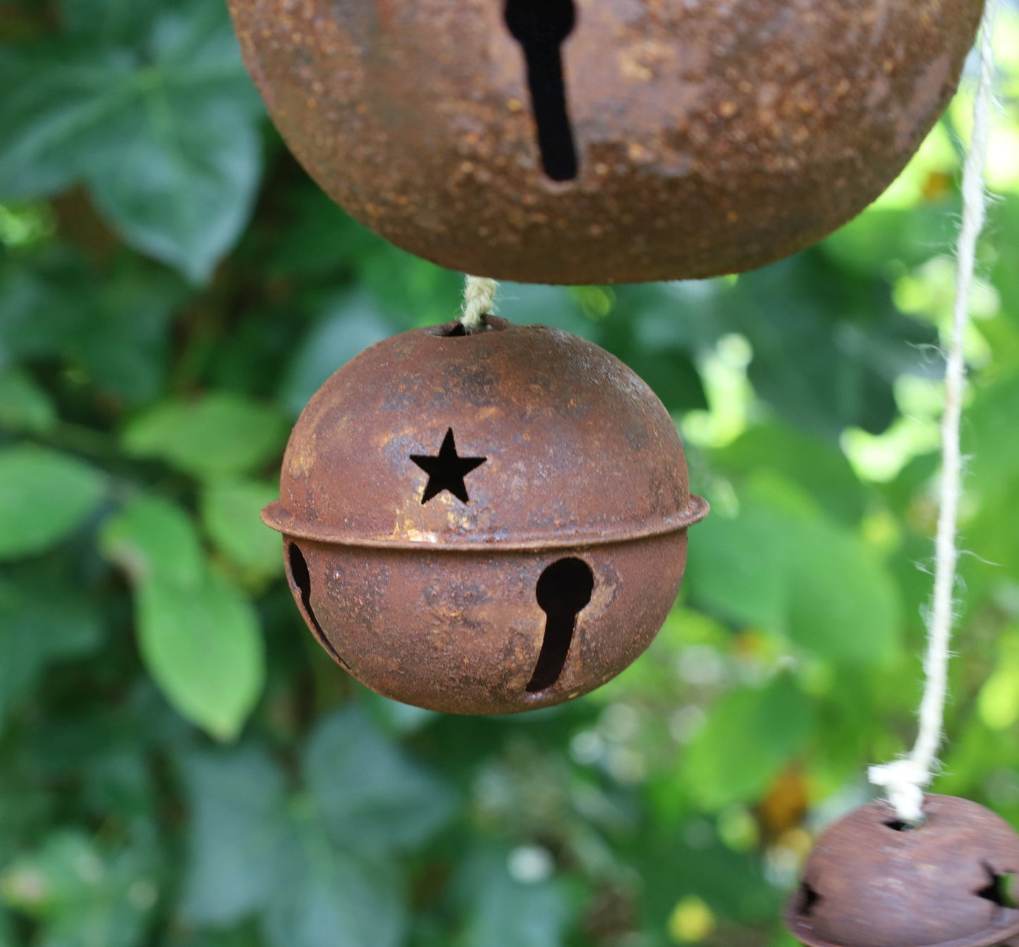 Kugel-Glocken / Hexenglöckchen, rostoptik aus Metall in Braun {{ Shabby Chic und Landhaus Deko }} {{ www.Stein-Alt.de }}
