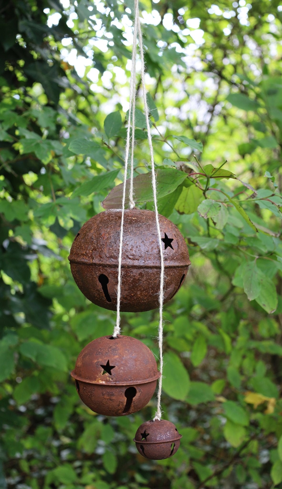 Kugel-Glocken / Hexenglöckchen, rostoptik aus Metall in Braun {{ Shabby Chic und Landhaus Deko }} {{ www.Stein-Alt.de }}
