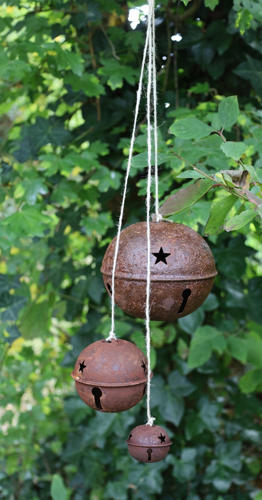 Kugel-Glocken / Hexenglöckchen, rostoptik aus Metall in Braun {{ Shabby Chic und Landhaus Deko }} {{ www.Stein-Alt.de }}