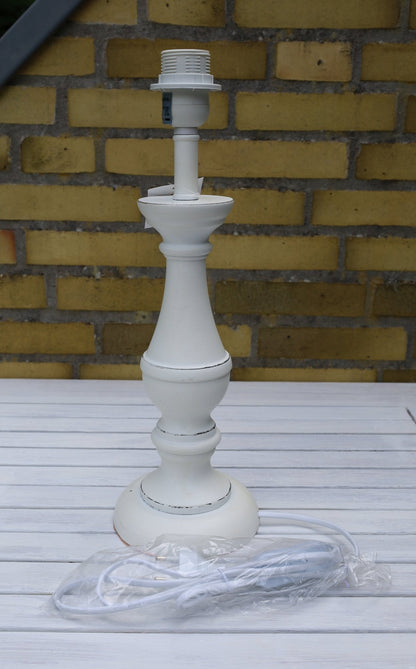 Lampenfuß Lampenfuß Holz Weiß Shabby Chic - Lampensockel E27 Fassung ohne Schirm Shabby Chic und Landhaus Deko bei www.Stein-Alt.de