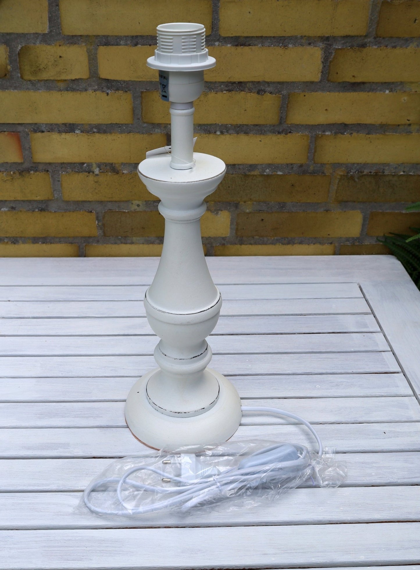 Lampenfuß Holz Weiß Shabby Chic - Lampensockel E27 Fassung ohne Schirm {{ Shabby Chic und Landhaus Deko }} {{ www.Stein-Alt.de }}