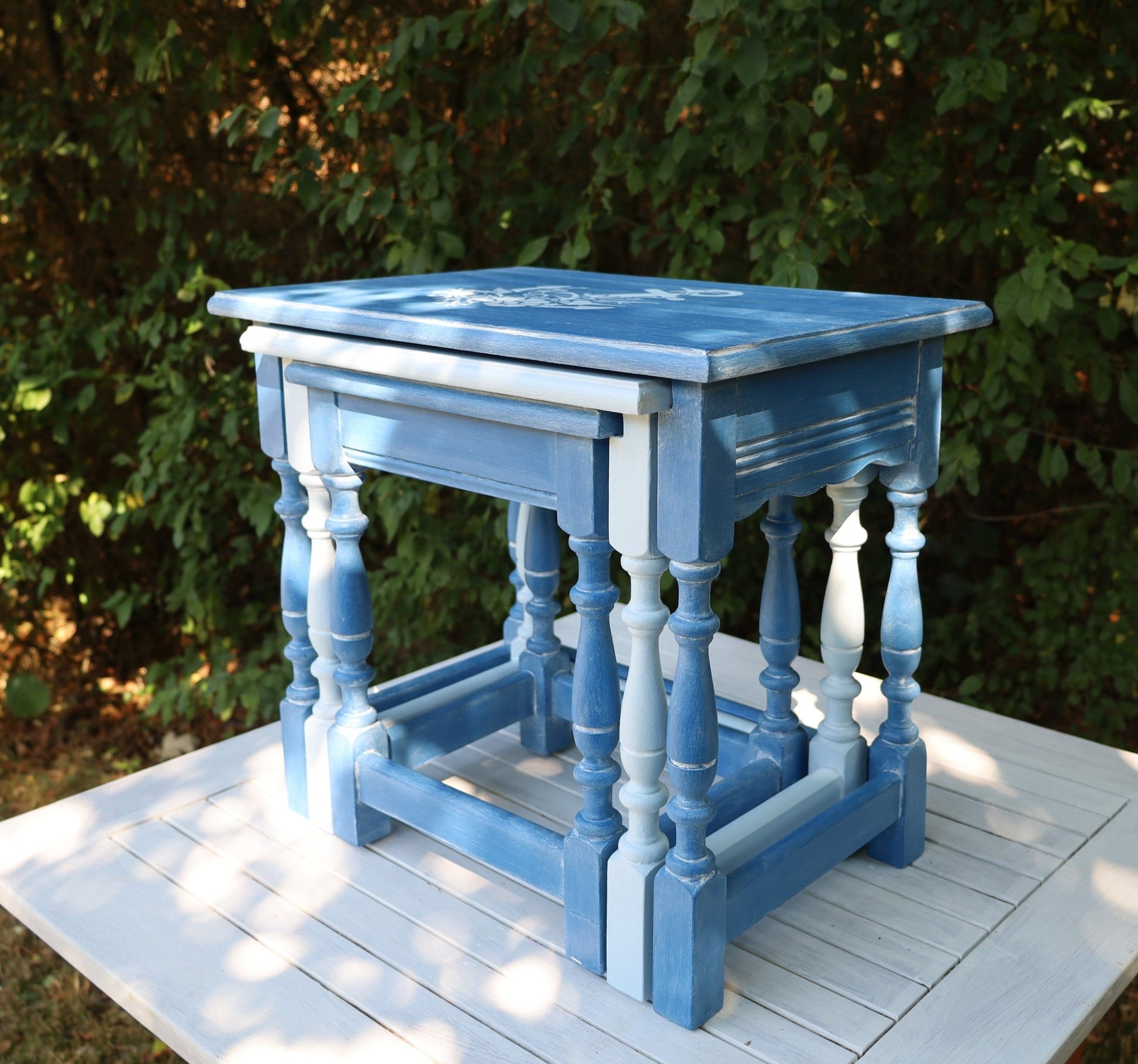 Maritime Beistelltische Blau – 3er Set aus Eiche massiv, Shabby Chic Upcycling {{ Shabby Chic und Landhaus Deko }} {{ www.Stein-Alt.de }}