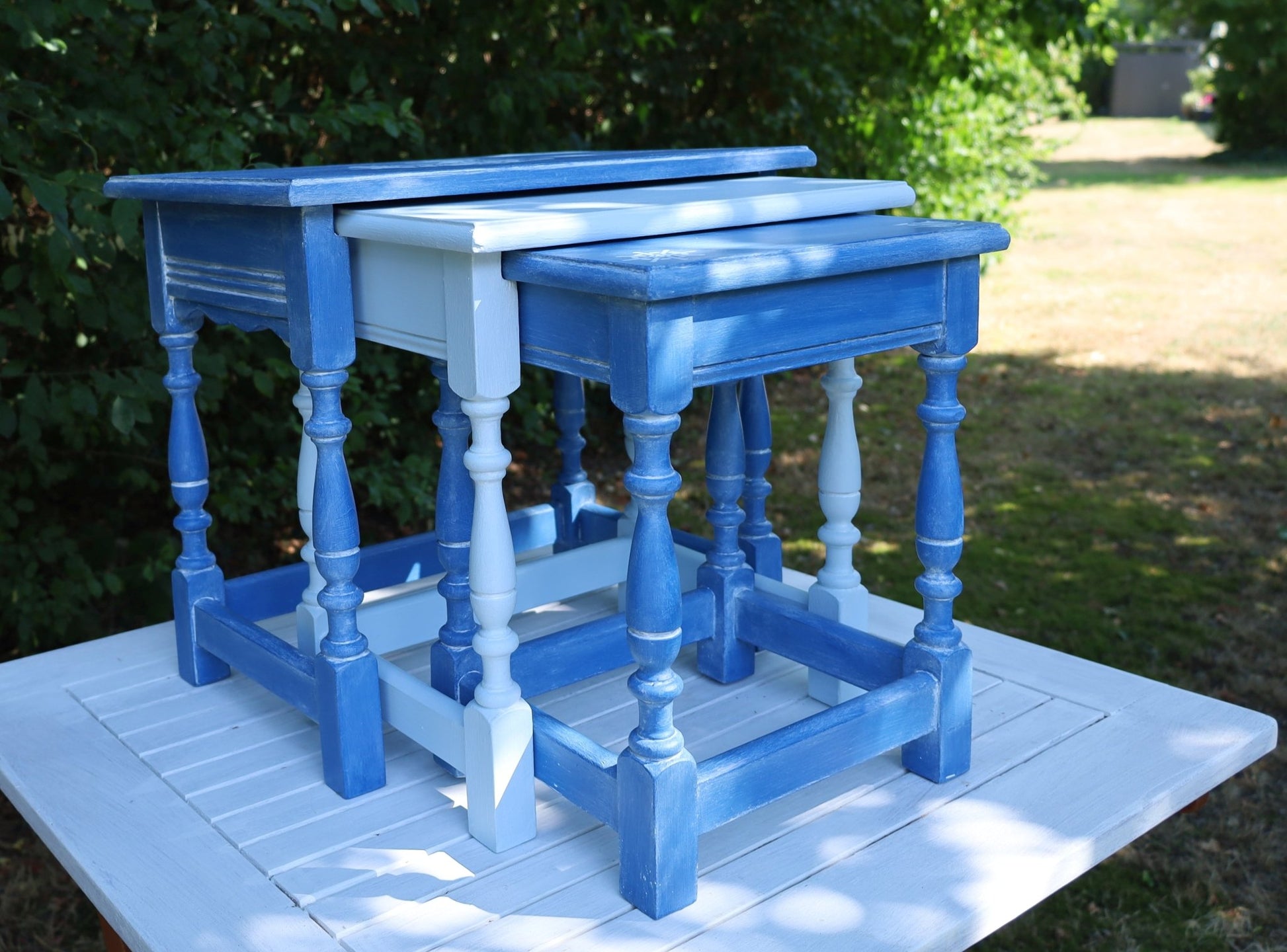 Maritime Beistelltische Blau – 3er Set aus Eiche massiv, Shabby Chic Upcycling {{ Shabby Chic und Landhaus Deko }} {{ www.Stein-Alt.de }}