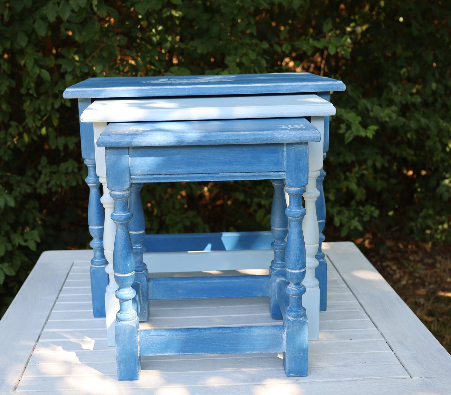 Maritime Beistelltische Blau – 3er Set aus Eiche massiv, Shabby Chic Upcycling {{ Shabby Chic und Landhaus Deko }} {{ www.Stein-Alt.de }}