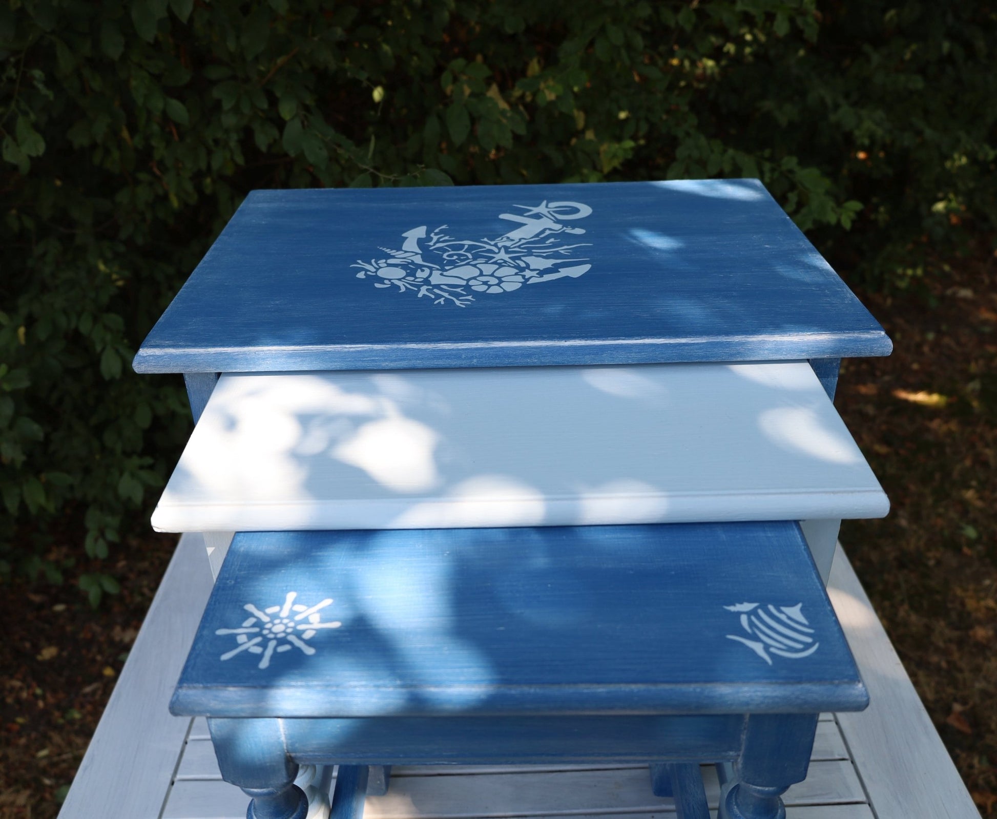 Maritime Beistelltische Blau – 3er Set aus Eiche massiv, Shabby Chic Upcycling {{ Shabby Chic und Landhaus Deko }} {{ www.Stein-Alt.de }}