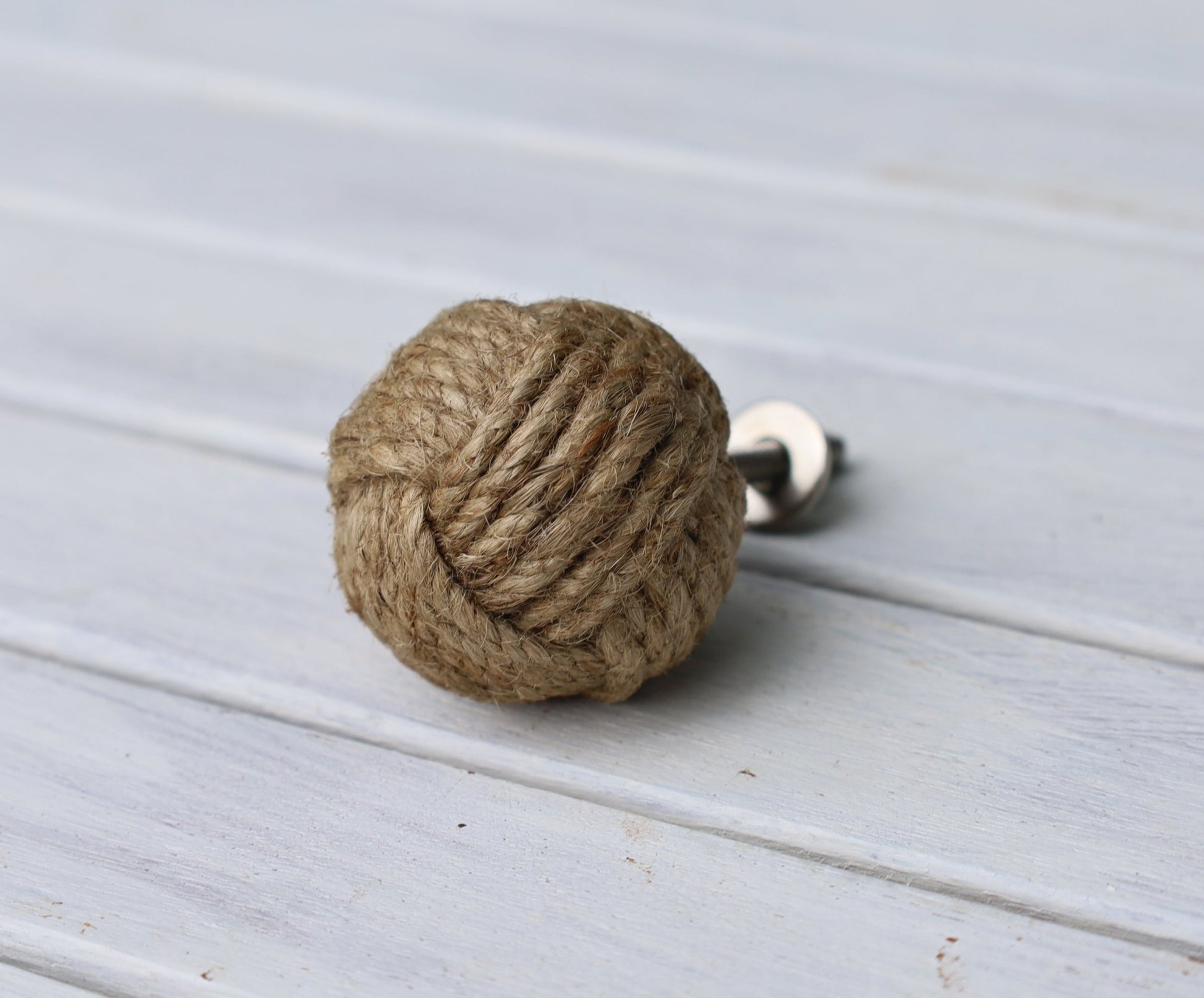 Maritimer Möbelknauf / Schubladengriff: Seilknoten aus Jute {{ Shabby Chic und Landhaus Deko }} {{ www.Stein-Alt.de }}