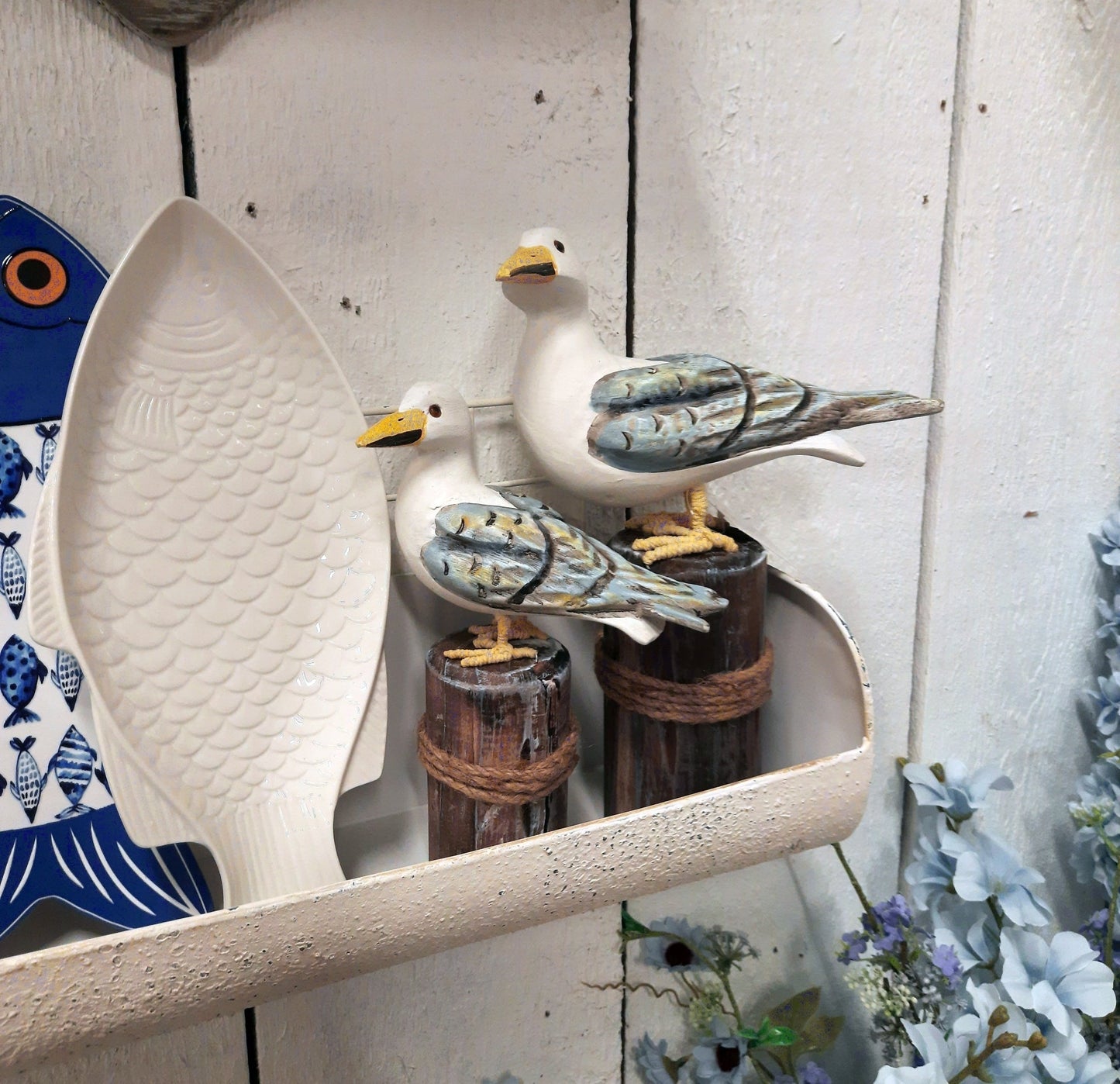 Möwen aus Holz 2er Set - Maritime Deko Figuren Blau-Weiß auf Polder {{ Shabby Chic und Landhaus Deko }} {{ www.Stein-Alt.de }}
