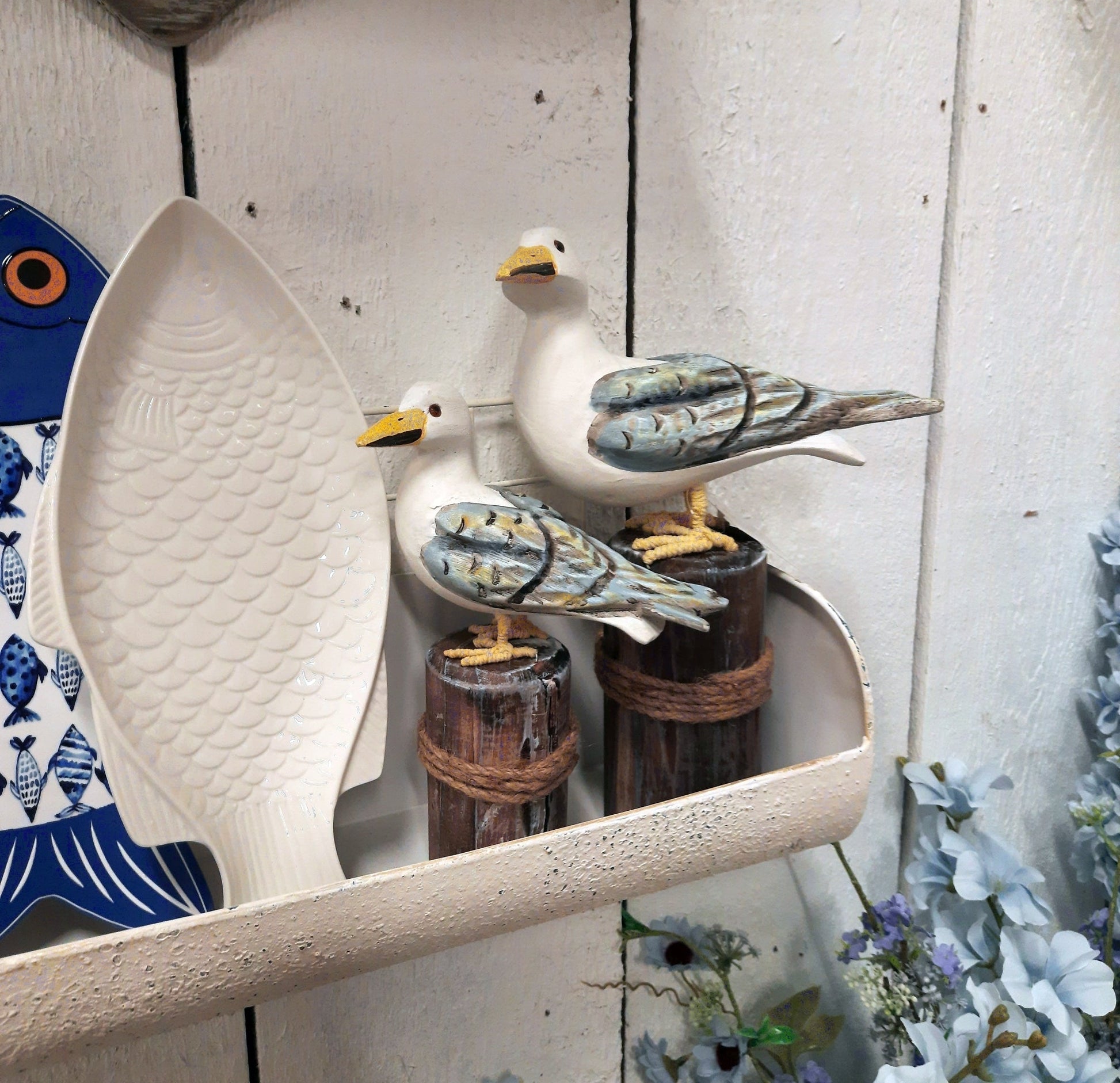 Möwen aus Holz 2er Set - Maritime Deko Figuren Blau-Weiß auf Polder {{ Shabby Chic und Landhaus Deko }} {{ www.Stein-Alt.de }}