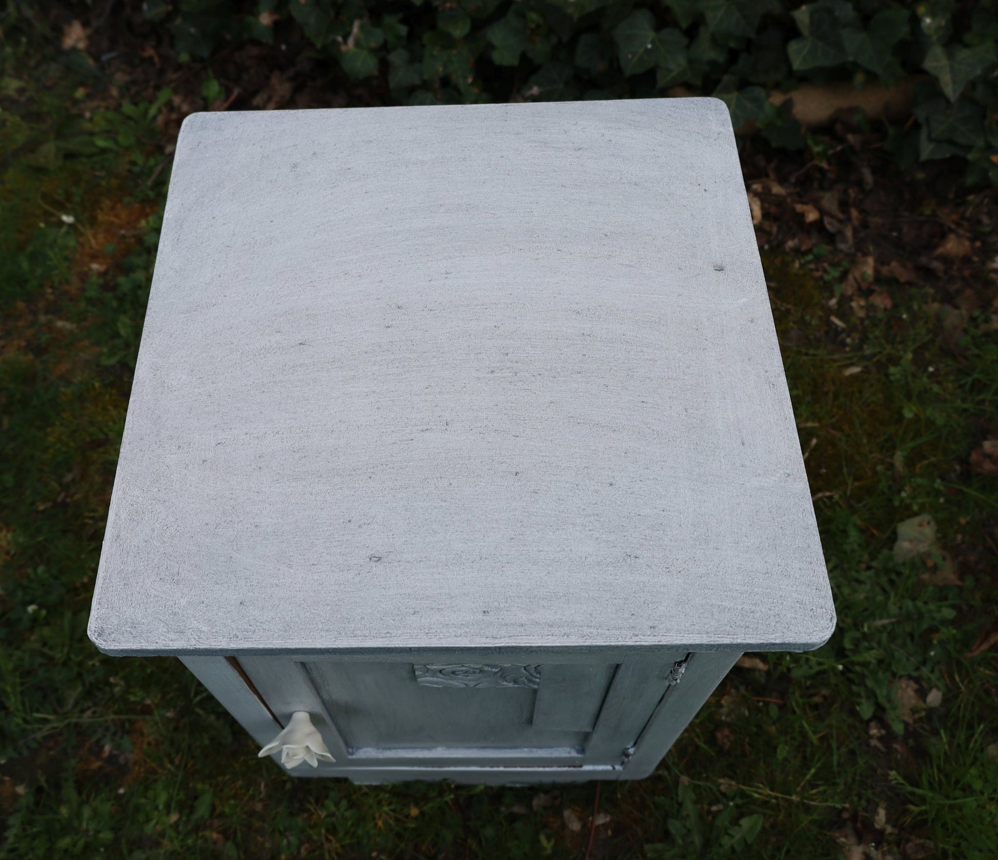 Nachttisch Shabby Chic Grau – Beistelltisch oder Flurschrank aus Massivholz {{ Shabby Chic und Landhaus Deko }} {{ www.Stein-Alt.de }}