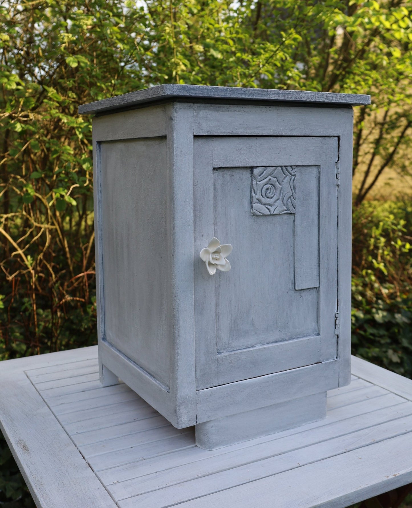 Nachttisch Shabby Chic Grau – Beistelltisch oder Flurschrank aus Massivholz {{ Shabby Chic und Landhaus Deko }} {{ www.Stein-Alt.de }}