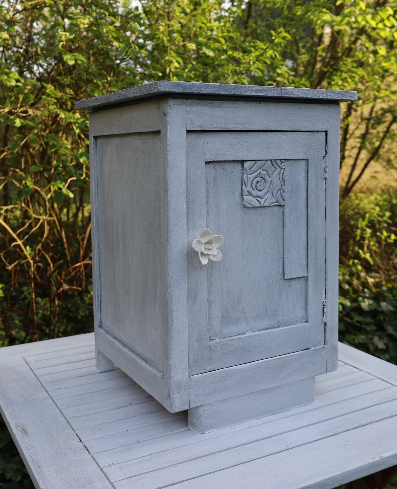 Nachttisch Shabby Chic Grau – Beistelltisch oder Flurschrank aus Massivholz {{ Shabby Chic und Landhaus Deko }} {{ www.Stein-Alt.de }}