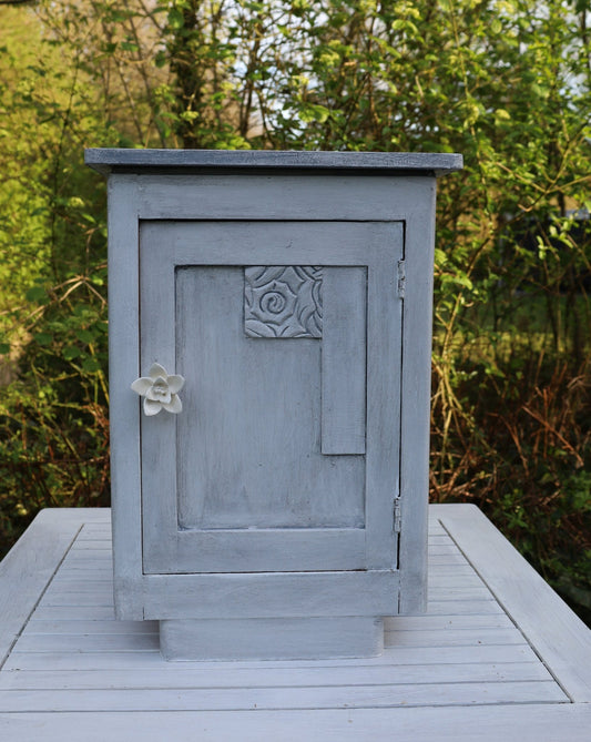 Nachttisch Shabby Chic Grau – Beistelltisch oder Flurschrank aus Massivholz {{ Shabby Chic und Landhaus Deko }} {{ www.Stein-Alt.de }}