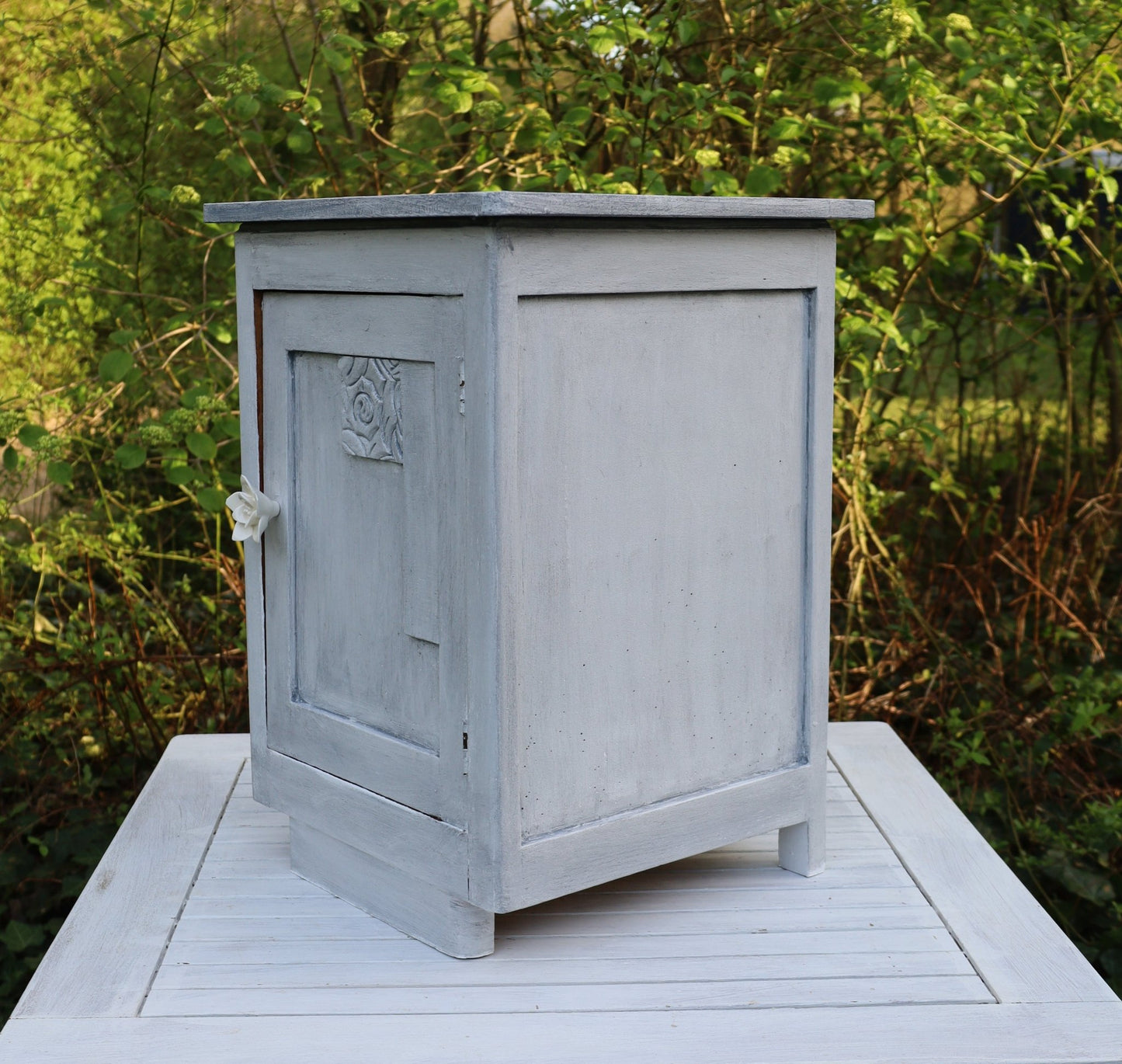 Nachttisch Shabby Chic Grau – Beistelltisch oder Flurschrank aus Massivholz {{ Shabby Chic und Landhaus Deko }} {{ www.Stein-Alt.de }}