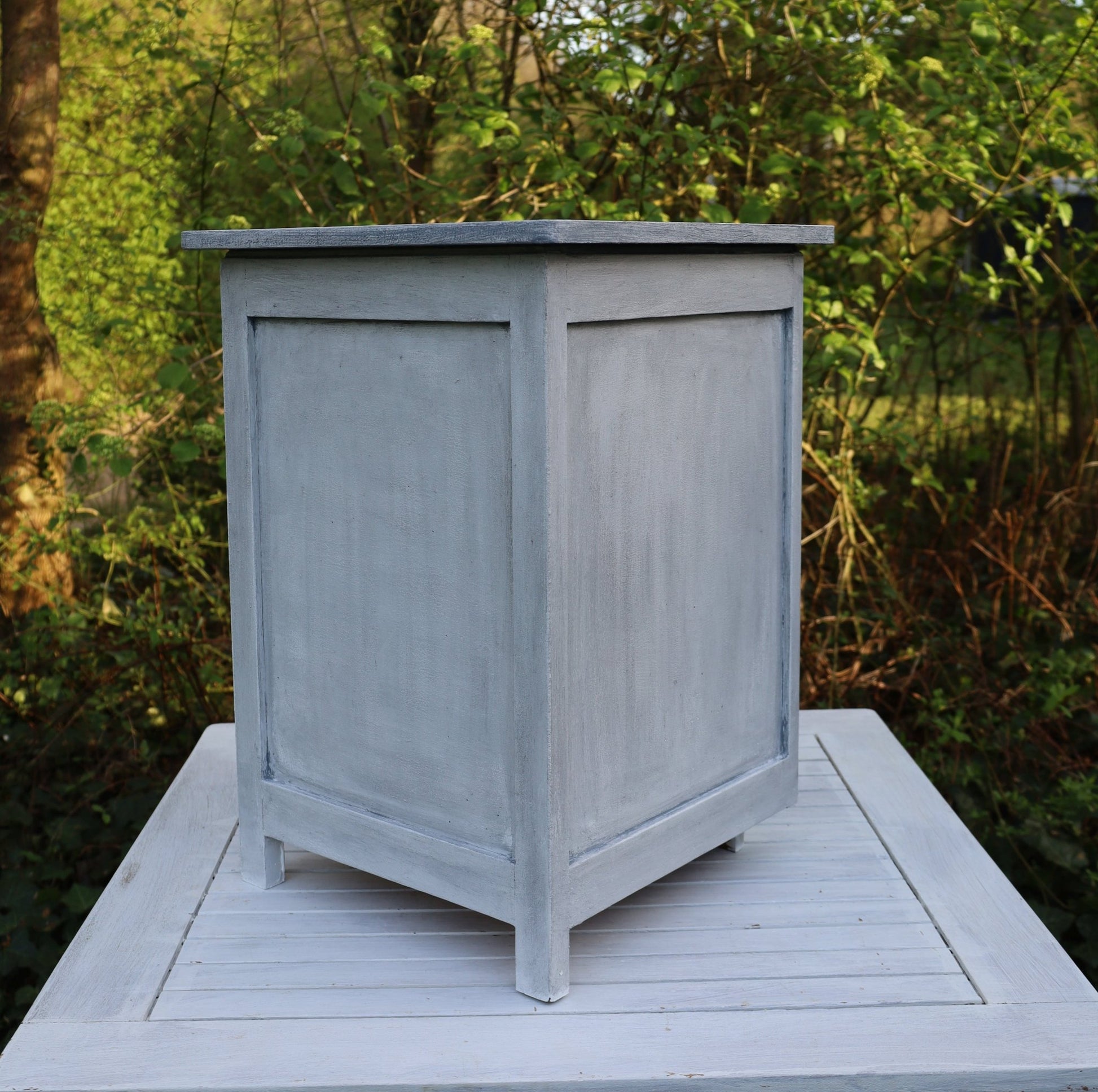 Nachttisch Shabby Chic Grau – Beistelltisch oder Flurschrank aus Massivholz {{ Shabby Chic und Landhaus Deko }} {{ www.Stein-Alt.de }}