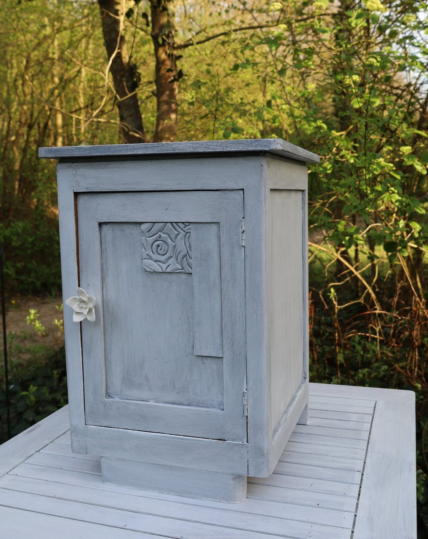 Nachttisch Shabby Chic Grau – Beistelltisch oder Flurschrank aus Massivholz {{ Shabby Chic und Landhaus Deko }} {{ www.Stein-Alt.de }}