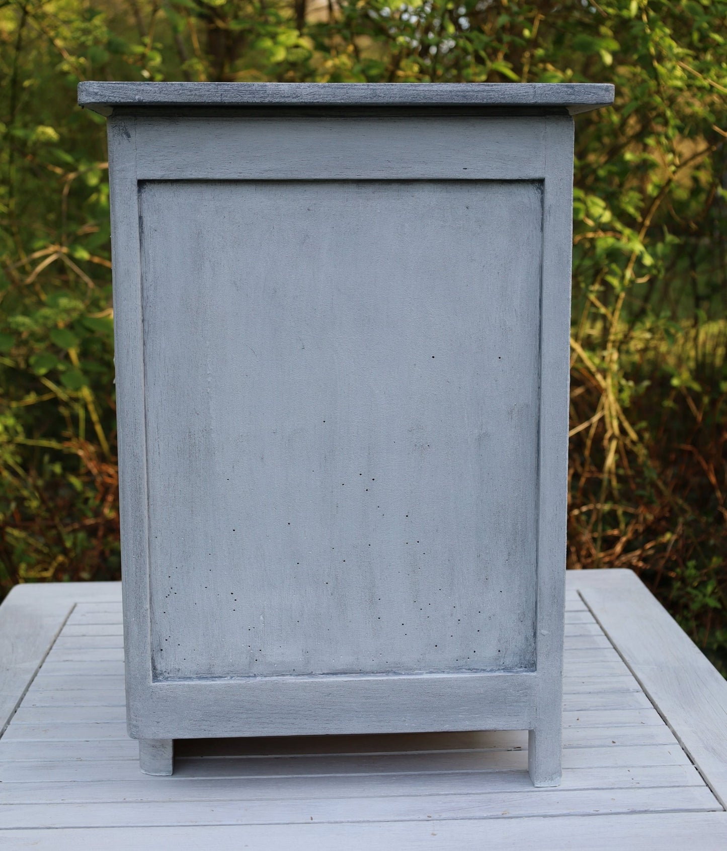 Nachttisch Shabby Chic Grau – Beistelltisch oder Flurschrank aus Massivholz {{ Shabby Chic und Landhaus Deko }} {{ www.Stein-Alt.de }}