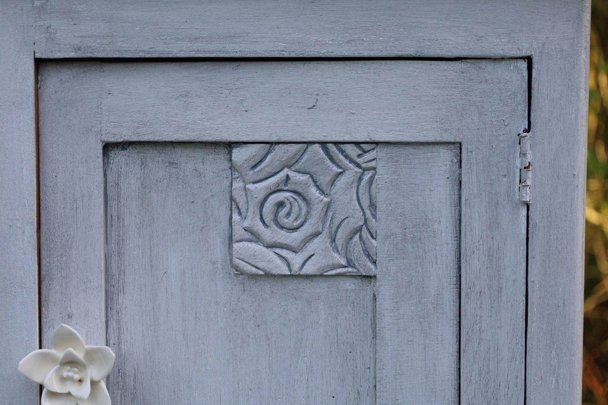 Nachttisch Shabby Chic Grau – Beistelltisch oder Flurschrank aus Massivholz {{ Shabby Chic und Landhaus Deko }} {{ www.Stein-Alt.de }}