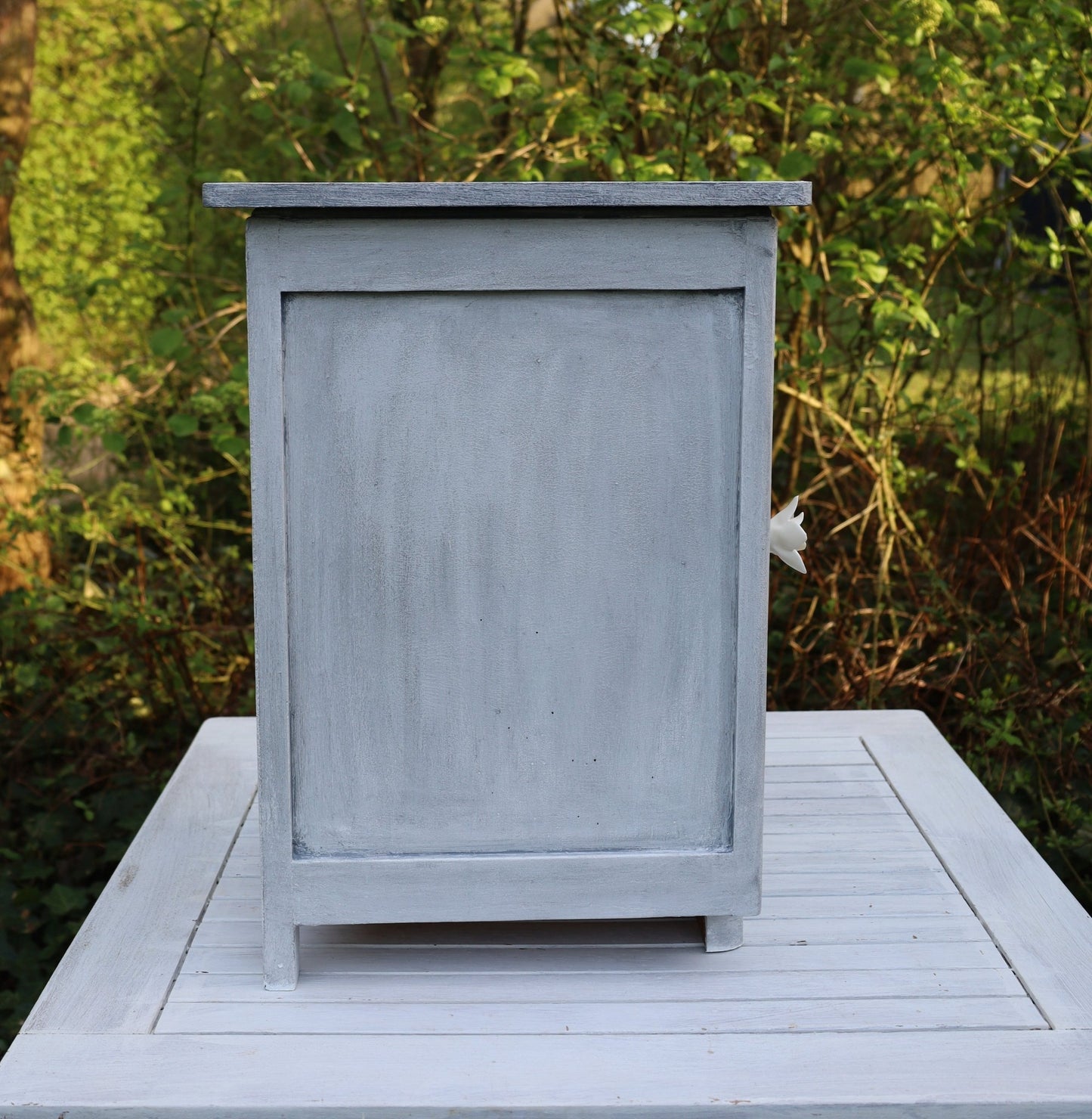Nachttisch Shabby Chic Grau – Beistelltisch oder Flurschrank aus Massivholz {{ Shabby Chic und Landhaus Deko }} {{ www.Stein-Alt.de }}