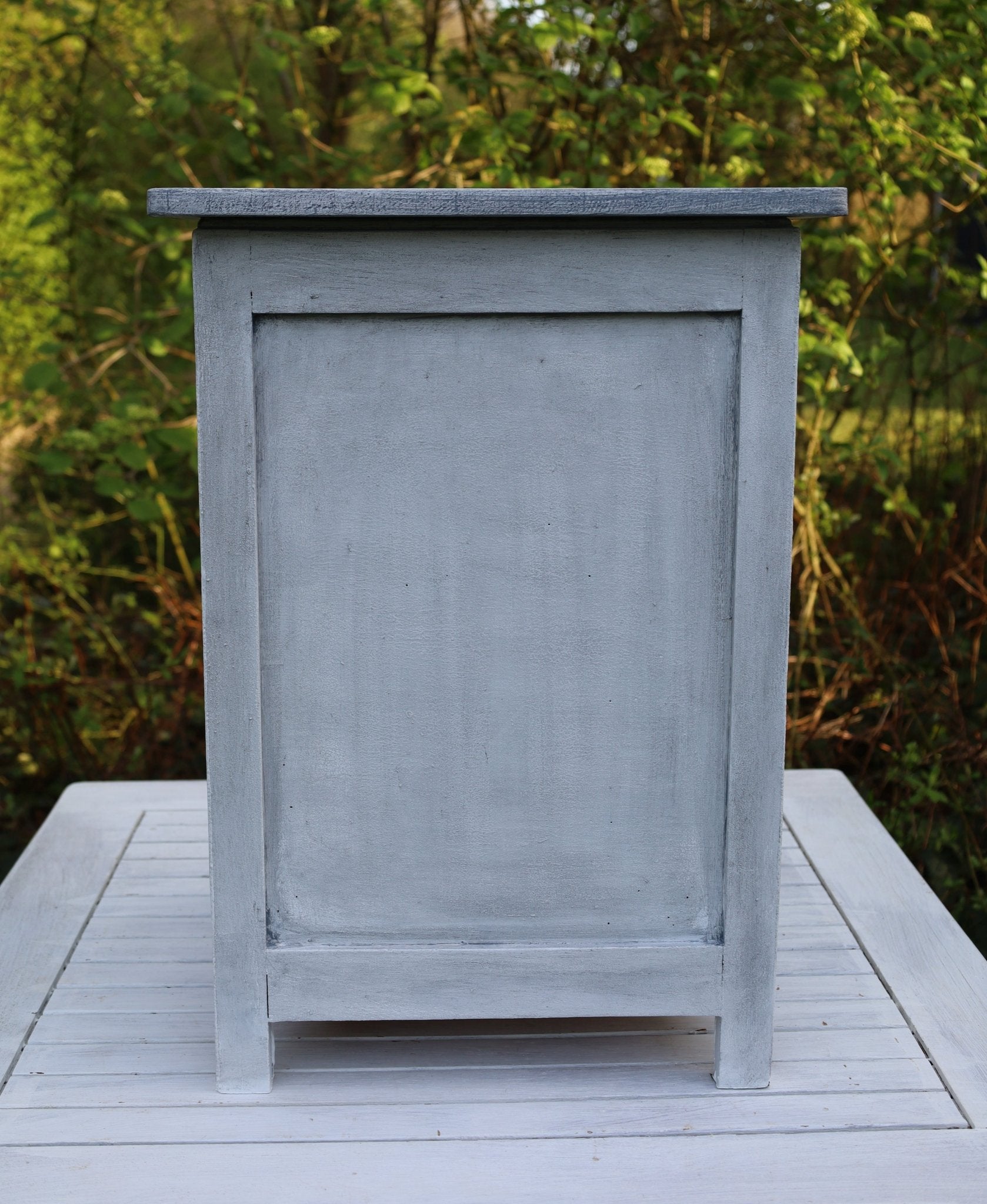 Nachttisch Shabby Chic Grau – Beistelltisch oder Flurschrank aus Massivholz {{ Shabby Chic und Landhaus Deko }} {{ www.Stein-Alt.de }}