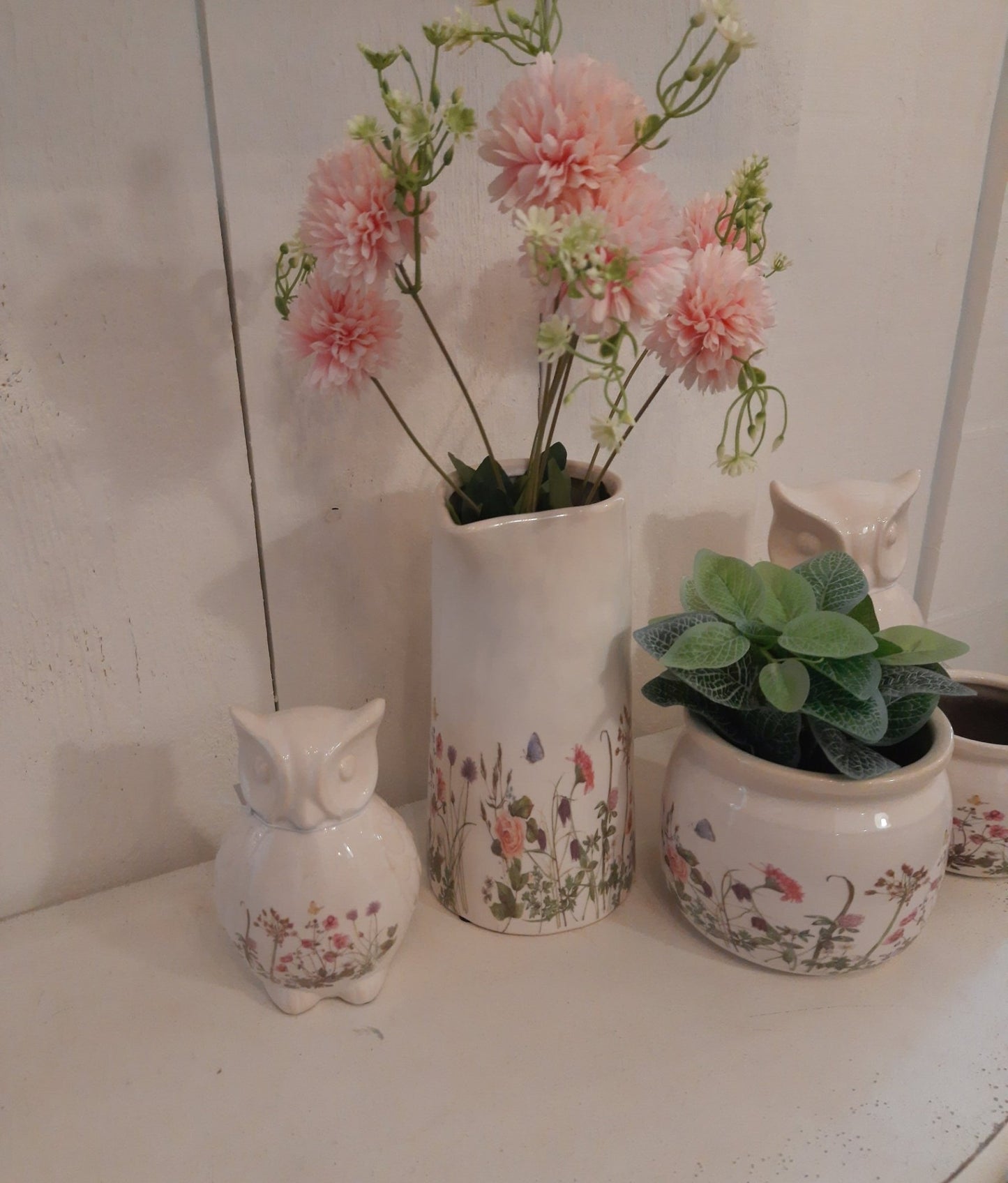 Dekorativer Keramik-Krug mit Wiesenblumen-Motiv - Beige-Rosa Landhausstil {{ Shabby Chic und Landhaus Deko }} {{ www.Stein-Alt.de }}