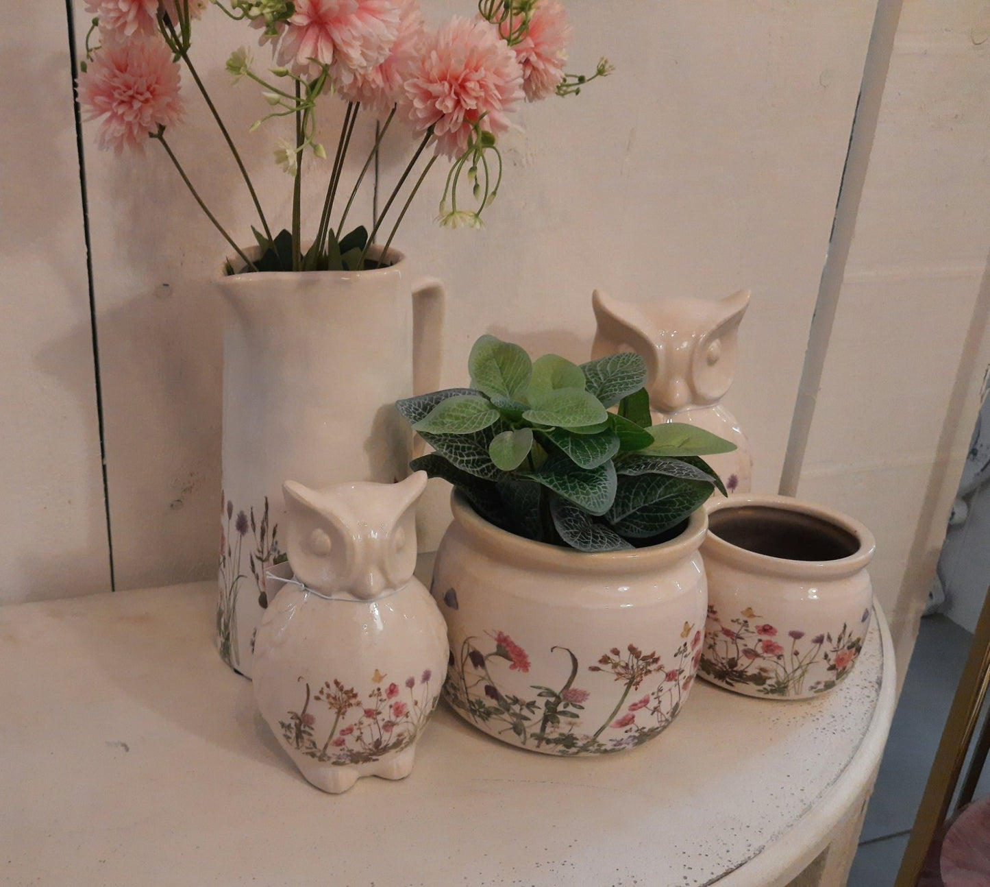 Dekorativer Keramik-Krug mit Wiesenblumen-Motiv - Beige-Rosa Landhausstil {{ Shabby Chic und Landhaus Deko }} {{ www.Stein-Alt.de }}