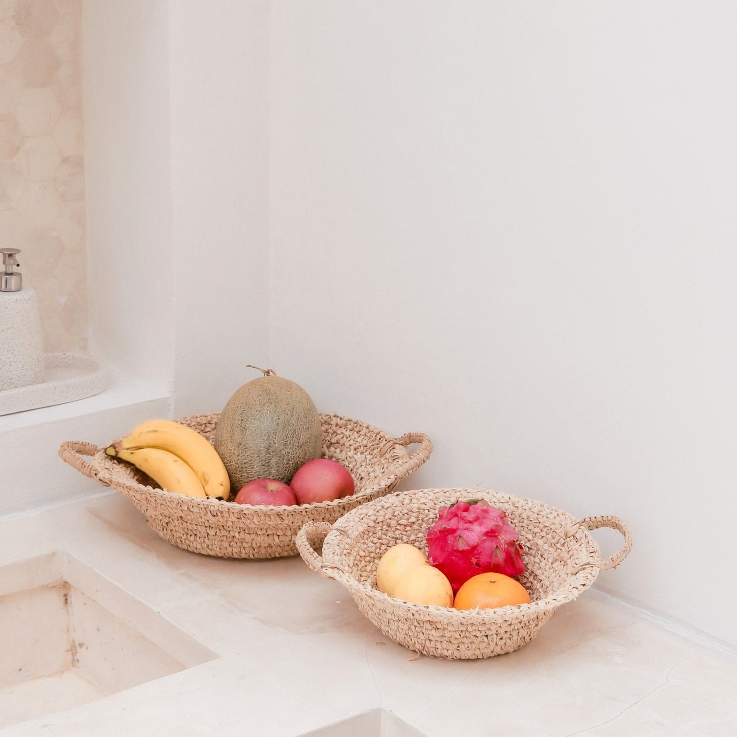 Obstkorb aus Bast Ø 28 cm - Handgeflochtenes Körbchen mit Griffen {{ Shabby Chic und Landhaus Deko }} {{ www.Stein-Alt.de }}