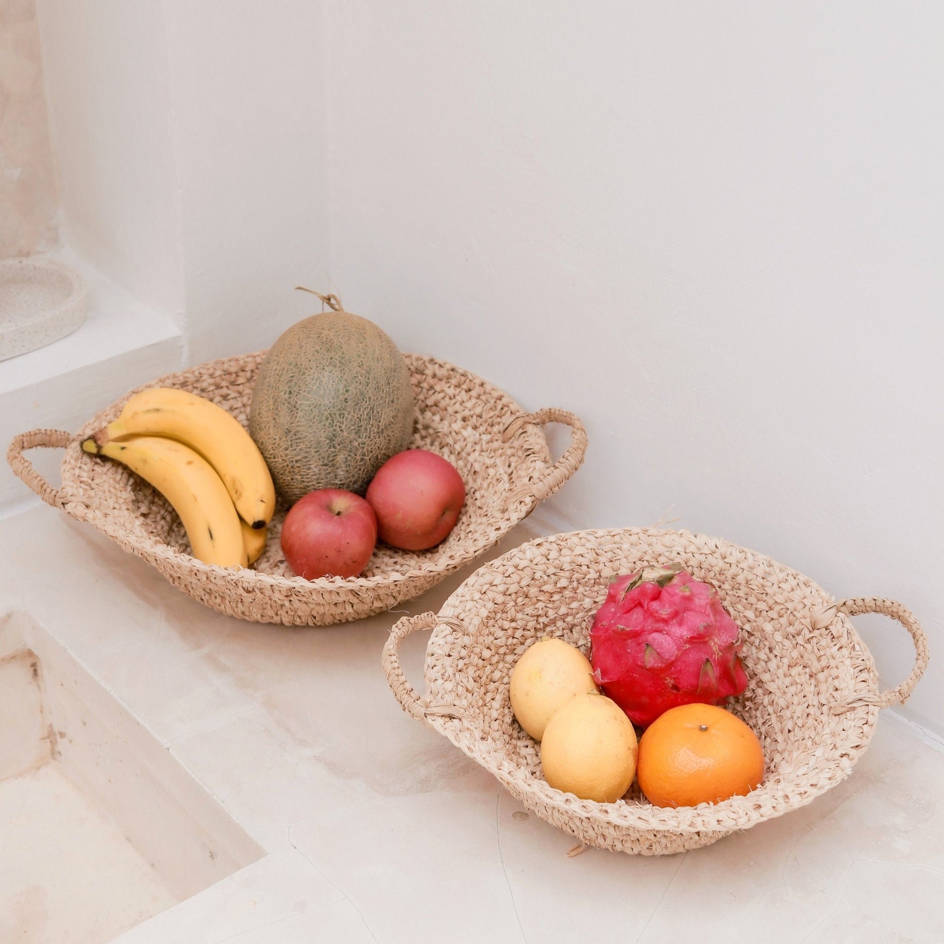 Obstkorb aus Bast Ø 28 cm - Handgeflochtenes Körbchen mit Griffen {{ Shabby Chic und Landhaus Deko }} {{ www.Stein-Alt.de }}