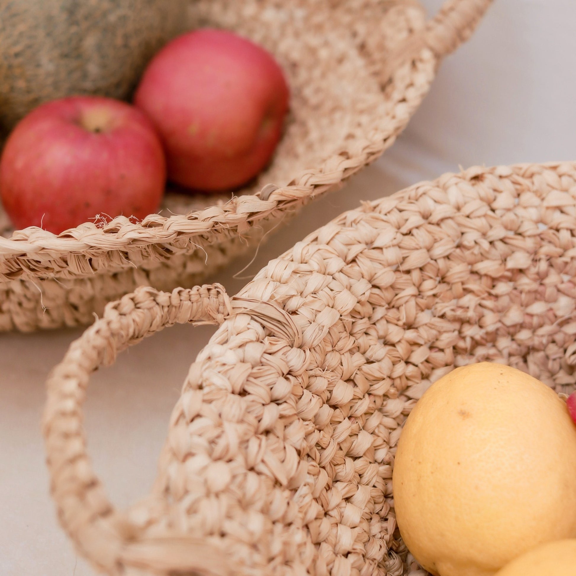 Obstkorb aus Bast Ø 28 cm - Handgeflochtenes Körbchen mit Griffen {{ Shabby Chic und Landhaus Deko }} {{ www.Stein-Alt.de }}