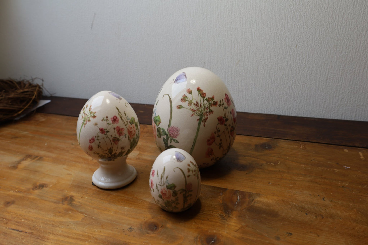 Oster-Ei auf Fuß aus Keramik Blumenwiese – Frühlingsdeko Landhausstil {{ Shabby Chic und Landhaus Deko }} {{ www.Stein-Alt.de }}