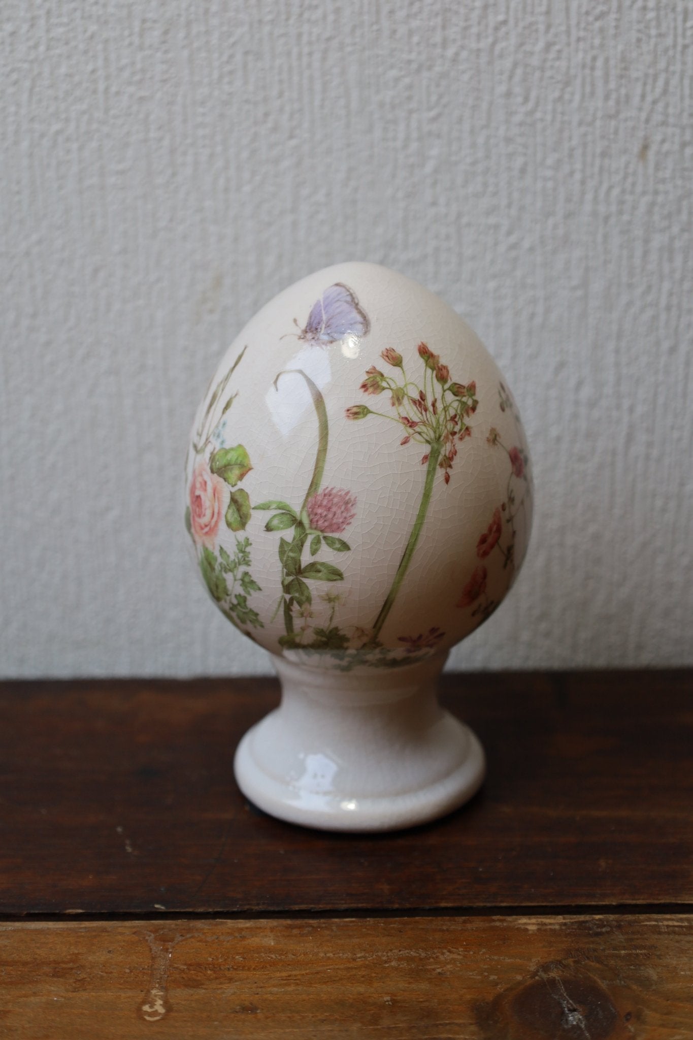 Oster-Ei auf Fuß aus Keramik Blumenwiese – Frühlingsdeko Landhausstil {{ Shabby Chic und Landhaus Deko }} {{ www.Stein-Alt.de }}