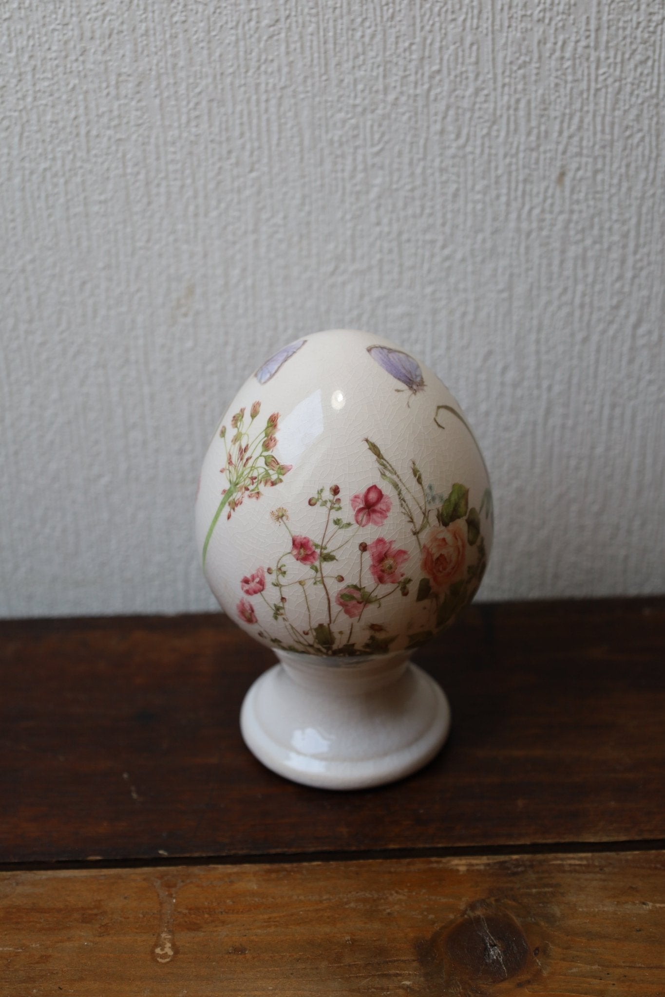 Oster-Ei auf Fuß aus Keramik Blumenwiese – Frühlingsdeko Landhausstil {{ Shabby Chic und Landhaus Deko }} {{ www.Stein-Alt.de }}