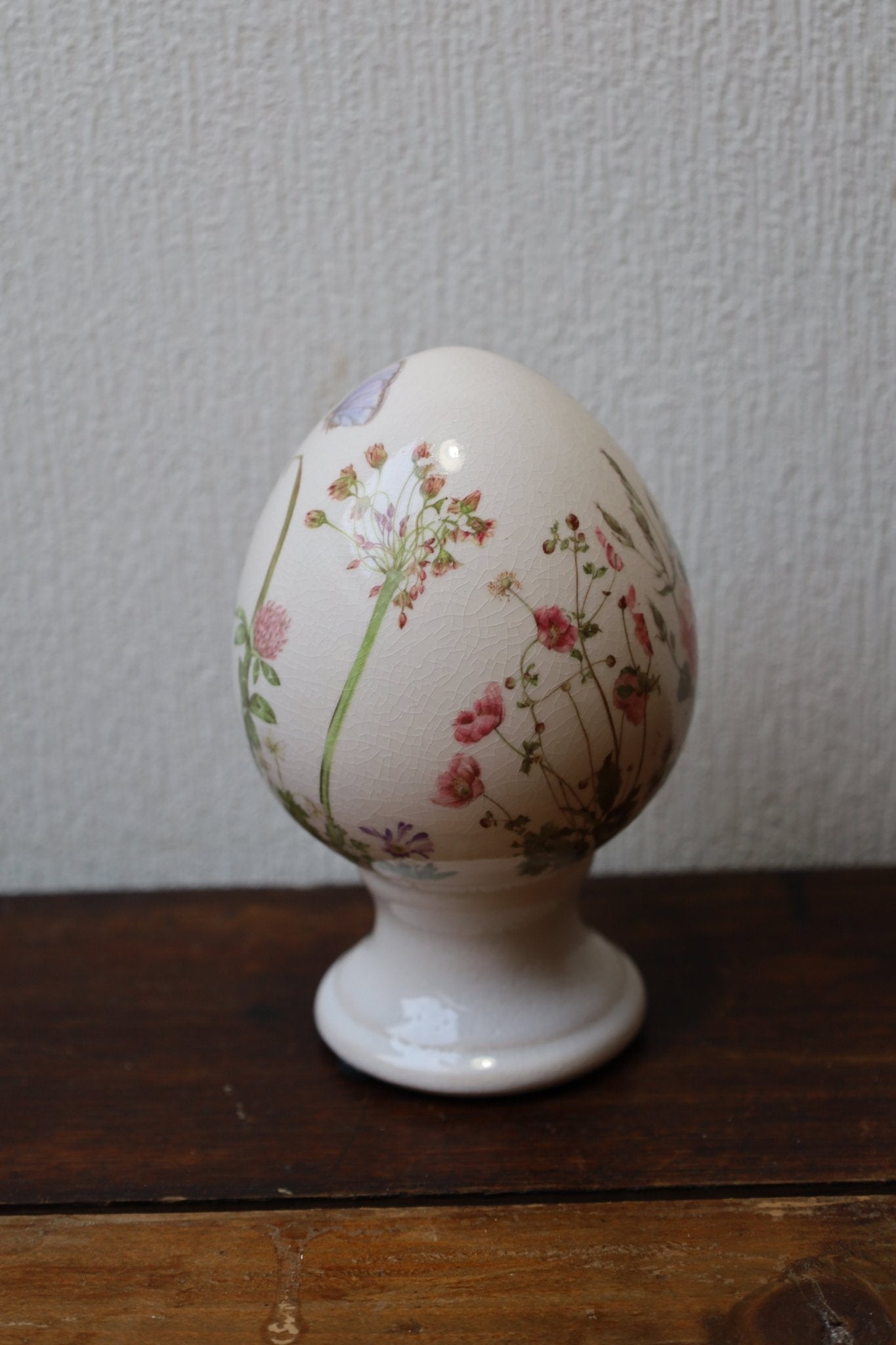 Oster-Ei auf Fuß aus Keramik Blumenwiese – Frühlingsdeko Landhausstil {{ Shabby Chic und Landhaus Deko }} {{ www.Stein-Alt.de }}