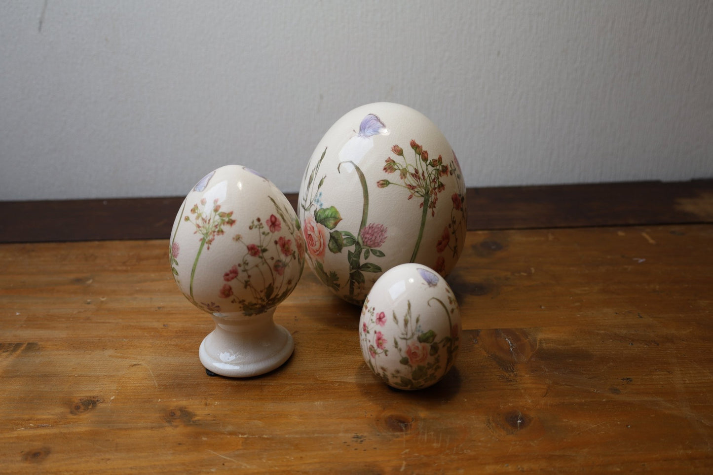 Oster-Ei auf Fuß aus Keramik Blumenwiese – Frühlingsdeko Landhausstil {{ Shabby Chic und Landhaus Deko }} {{ www.Stein-Alt.de }}