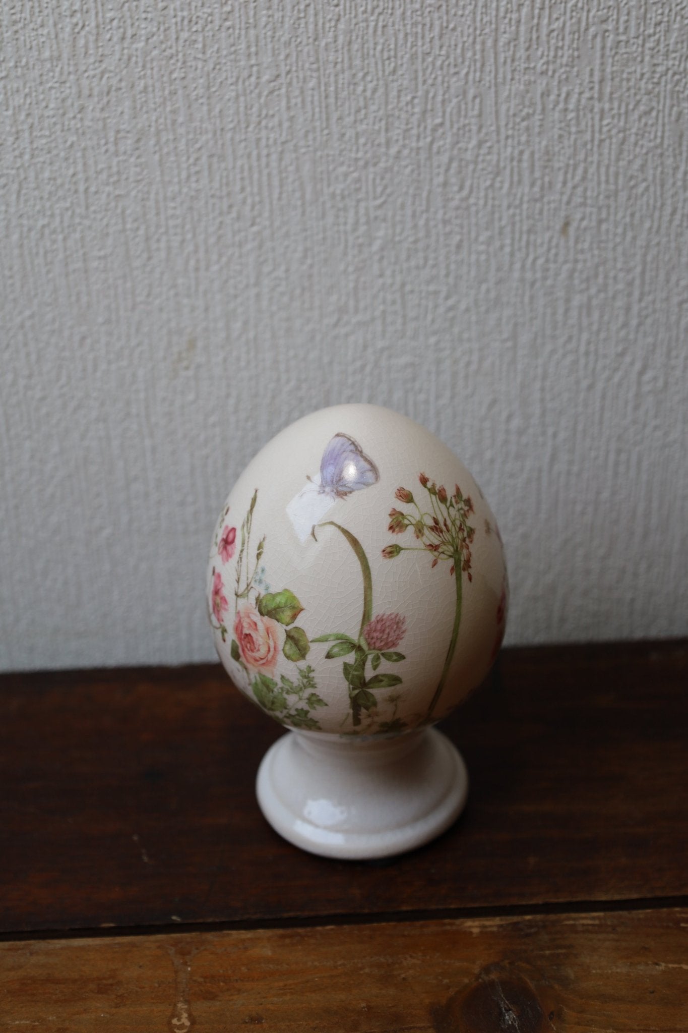 Oster-Ei auf Fuß aus Keramik Blumenwiese – Frühlingsdeko Landhausstil {{ Shabby Chic und Landhaus Deko }} {{ www.Stein-Alt.de }}