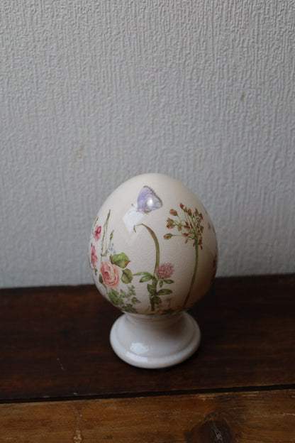 Dekoration Oster-Ei auf Fuß aus Keramik Blumenwiese – Frühlingsdeko Landhausstil Shabby Chic und Landhaus Deko bei www.Stein-Alt.de