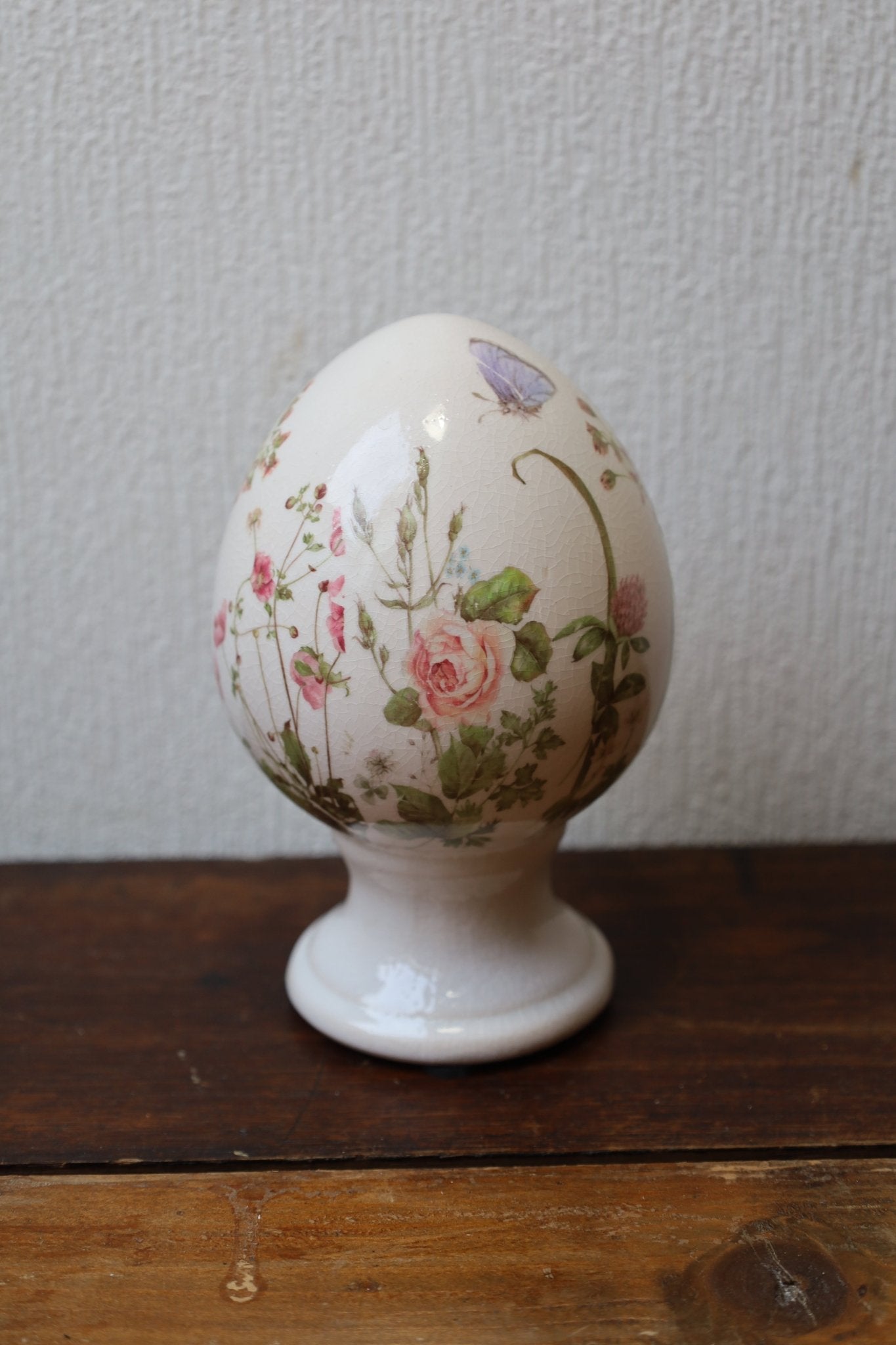 Oster-Ei auf Fuß aus Keramik Blumenwiese – Frühlingsdeko Landhausstil {{ Shabby Chic und Landhaus Deko }} {{ www.Stein-Alt.de }}