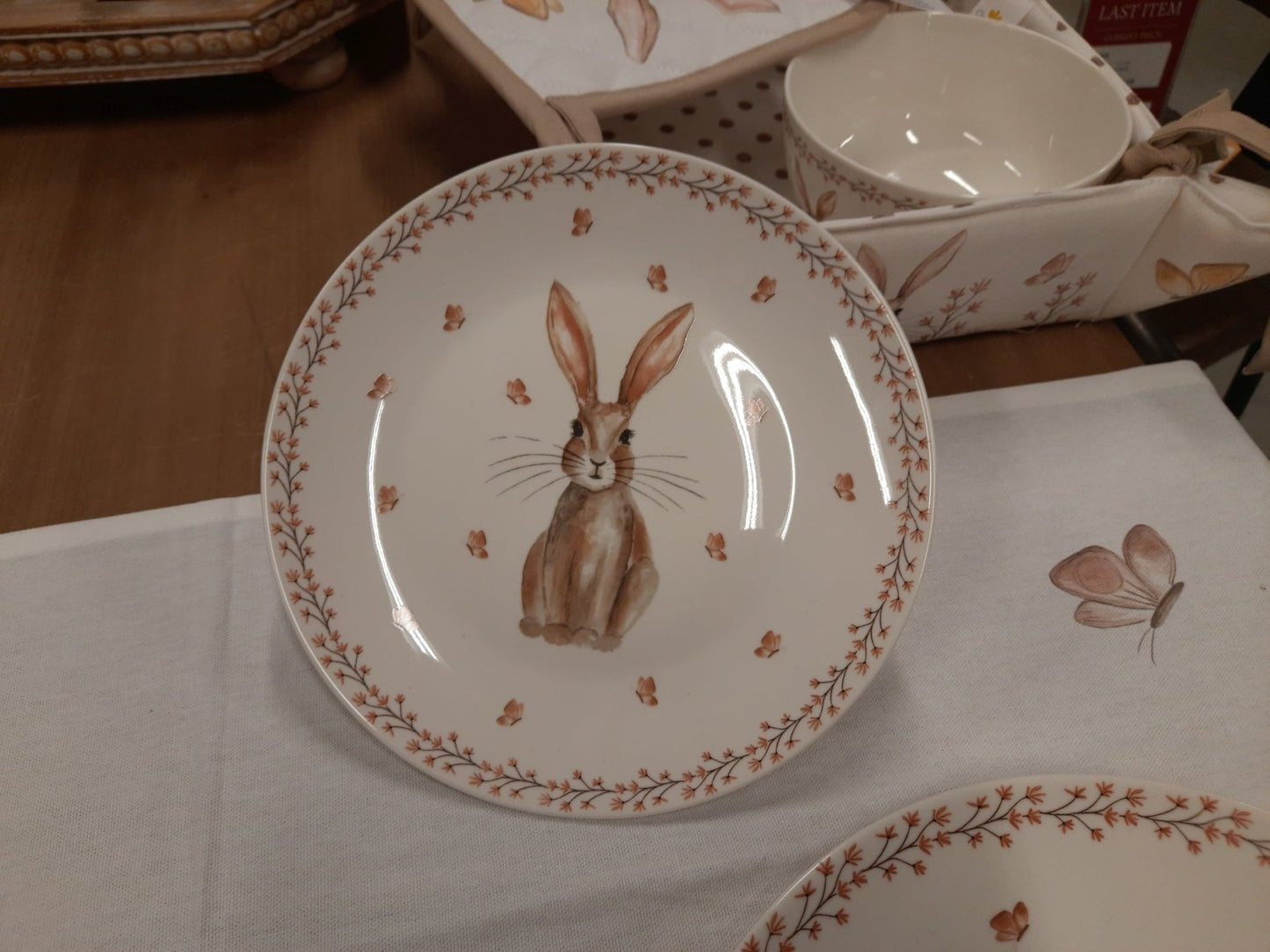 Oster Geschirr Porzellan mit Hasen-Motiv – Teller, Tasse & Schale Landhaus-Stil {{ Shabby Chic und Landhaus Deko }} {{ www.Stein-Alt.de }}